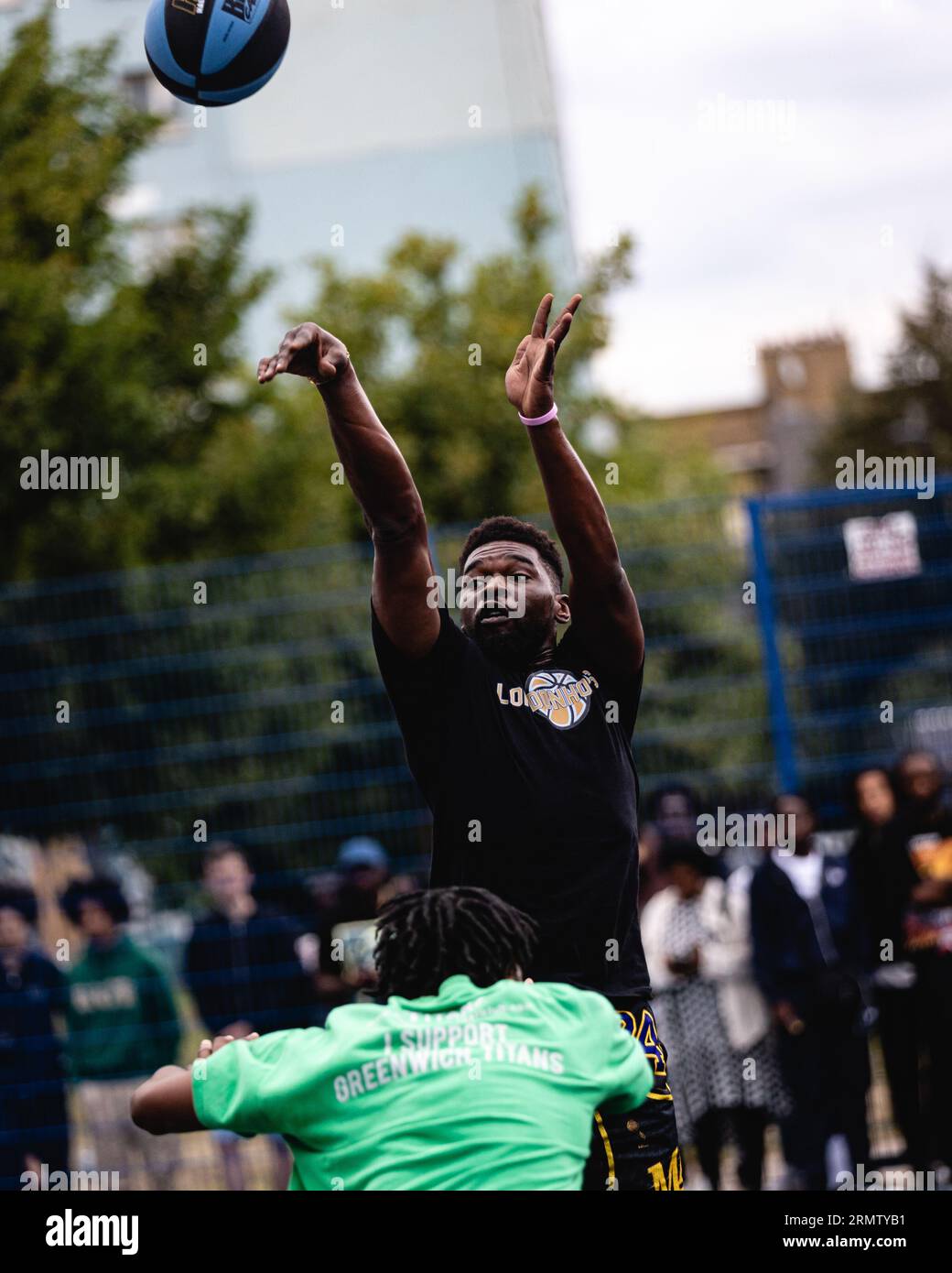 In vista dell'evento Big 3 presso l'arena o2, Ryan Carter (The Hezigod) e Gerald Green assistono a una partita di pick up al Blue Cage basketball curts, Deptford, Londra. Hezigod gioca in una delle squadre. copyright caroljmoir/alamy Foto Stock