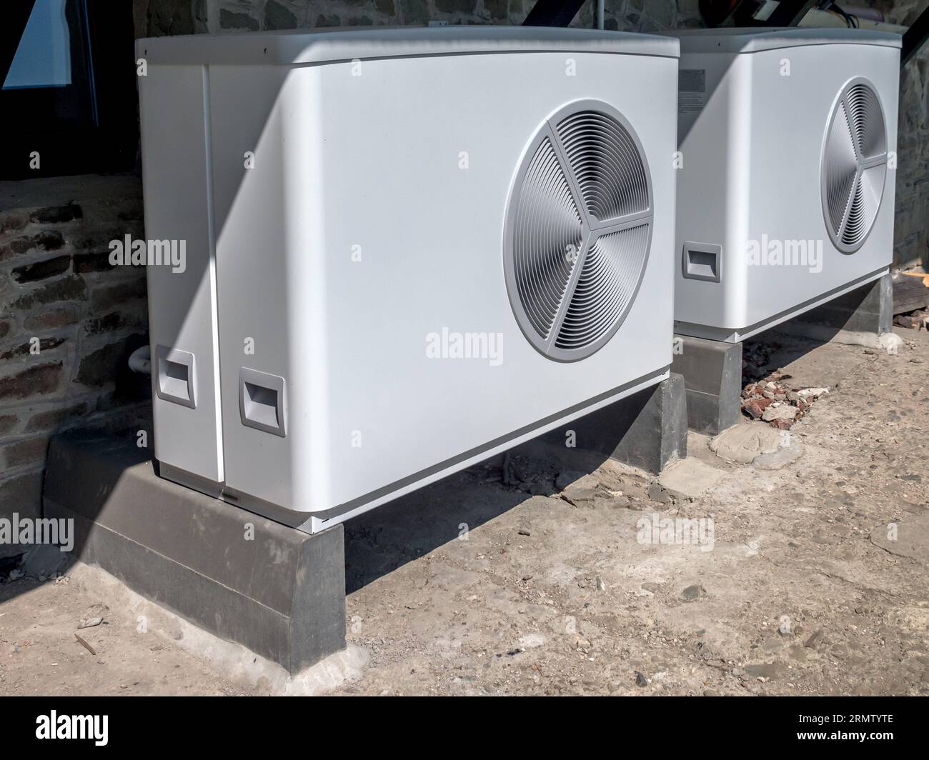 Due unità pompa di calore residenziali installate all'esterno Foto Stock