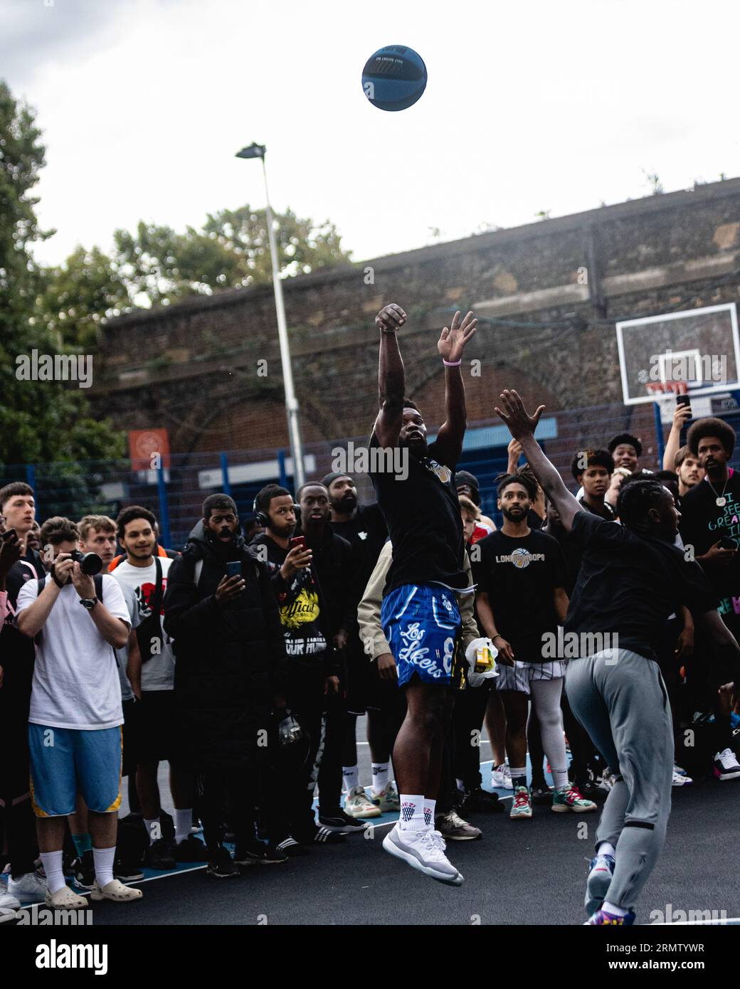 In vista dell'evento Big 3 presso l'arena o2, Ryan Carter (The Hezigod) e Gerald Green assistono a una partita di pick up al Blue Cage basketball curts, Deptford, Londra. Hezigod gioca in una delle squadre. copyright caroljmoir/alamy Foto Stock