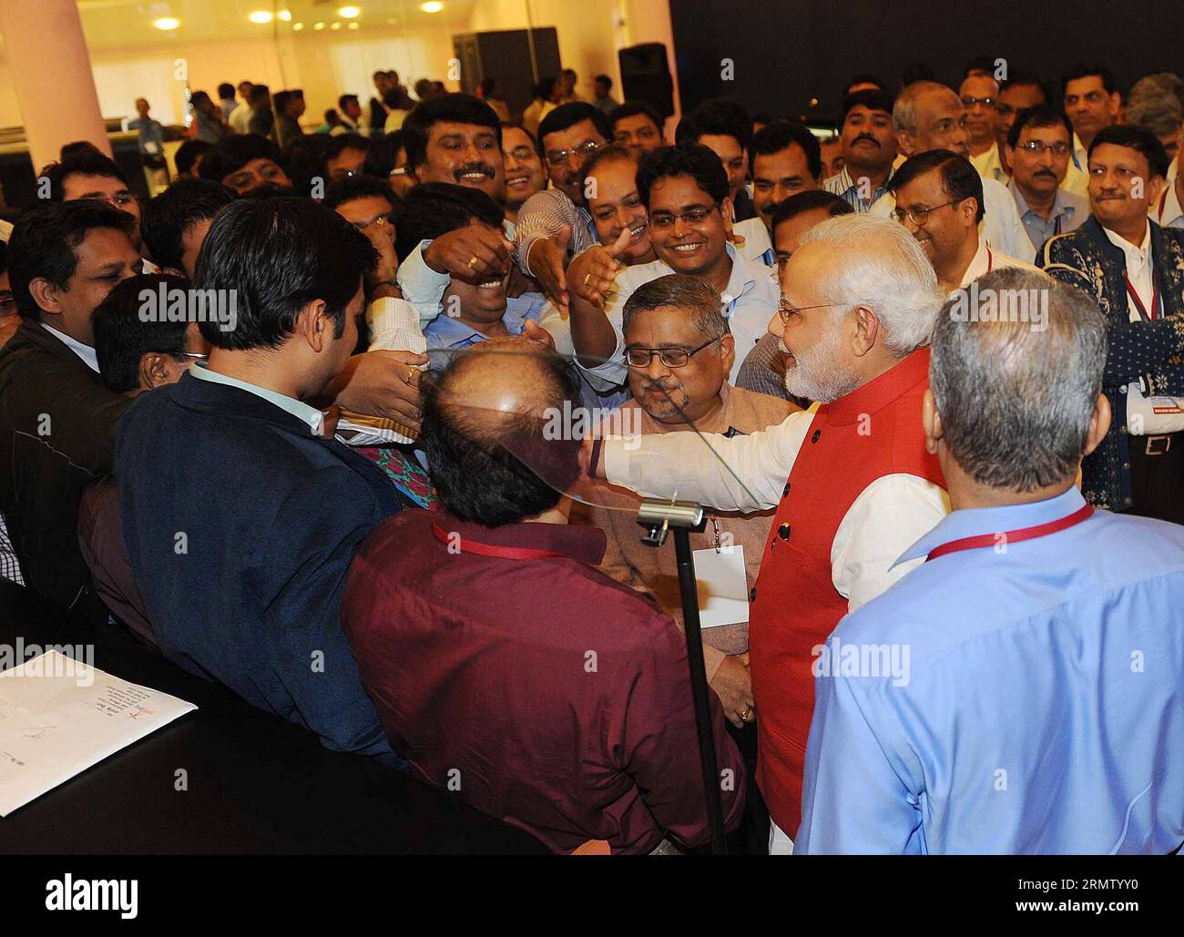 (140924) -- BANGALORE, 24 settembre 2014 -- il primo ministro indiano Narendra modi (2nd R, front) saluta gli scienziati dopo che la sonda Mars Orbiter è entrata con successo nell'orbita di Marte presso la rete di Telemetria, monitoraggio e comando dell'Indian Space Research Organisation a Bangalore, India, 24 settembre 2014. L'India Wednesday ha scritto la storia diventando il primo paese al mondo a raggiungere Marte nel suo primo tentativo. u) INDIA-BANGALORE-MARS ORBITER MISSION IndianxPressxInformationxBurea PUBLICATIONxNOTxINxCHN Bangalore 24 settembre 2014 Indian prime Minister Narendra Modes 2nd r Front Greets Scientists Afte Foto Stock