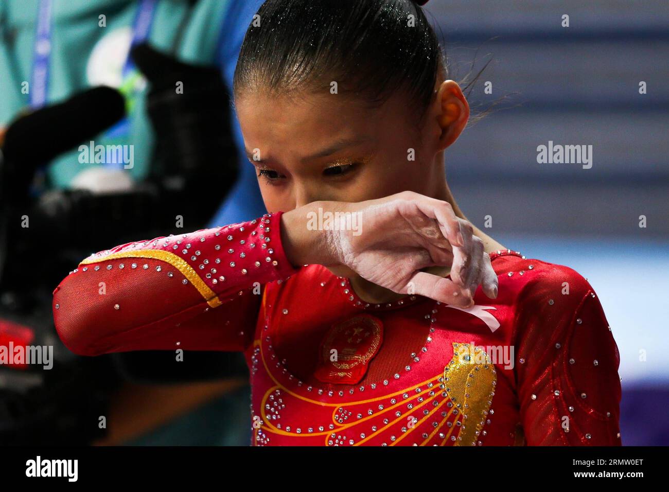 (140925) -- INCHEON, 25 settembre 2014 -- Shang Chunsong of China get depressed after the Women s beam final of Gymnastics Artistic event at the 17th Asian Games in Incheon, South Korea, 25 settembre 2014. Shang Chunsong ha ottenuto la medaglia di bronzo con 14,300 punti. )(mcg) (SP)COREA DEL SUD-INCHEON-17TH ASIAN GAMES-GYMNASTICS ARTISTIC ZhengxHuansong PUBLICATIONxNOTxINxCHN Incheon Sept 25 2014 Shang of China 25 2014 ottiene la medaglia di bronzo con 14 300 punti MCG SP Corea del Sud i Foto Stock