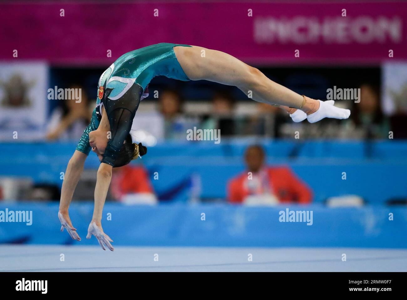 (140925) -- INCHEON, 25 settembre 2014 -- Yao Jinnan of China si esibisce durante la Women's Floor Exercise final of Gymnastics Artistic event in occasione dei diciassettesimi Giochi asiatici di Incheon, Corea del Sud, 25 settembre 2014. Yao Jinnan ha conquistato il titolo con 13,966 punti. )(mcg) (SP)COREA DEL SUD-INCHEON-17TH ASIAN GAMES-GYMNASTICS ARTISTIC ZhengxHuansong PUBLICATIONxNOTxINxCHN Incheon Sept 25 2014 Yao of China si esibisce durante la Women S Floor EXERCISE Final of Gymnastics ARTISTIC Event ai 17th Asian Games di Incheon Corea del Sud settembre 25 2014 Yao ha rivendicato il titolo con 13 punti MCG SP Corea del Sud Incheon 17 Foto Stock
