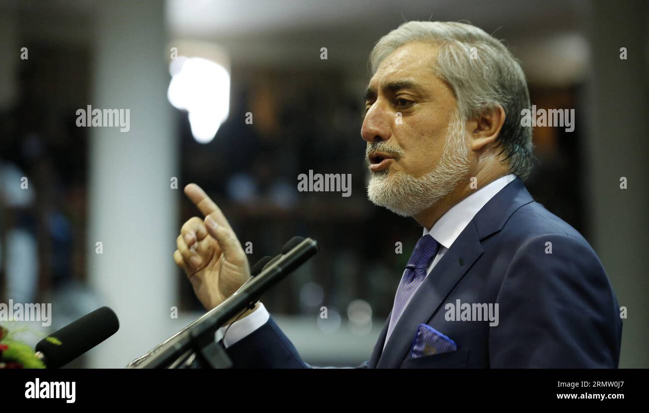 (140925) -- KABUL, 25 settembre 2014 -- Abdullah Abdullah Abdullah l'amministratore delegato dell'Afghanistan, interviene durante un incontro a Kabul, Afghanistan, il 25 settembre 2014. Abdullah Abdullah si è congratulato con il presidente eletto Ashraf Ghani Ahmadzai durante i suoi discorsi nella tenda della loya jirga Ashraf Ghani Ahmadzai sostituirà Hamid Karzai come presidente e Abdullah Abdullah come amministratore delegato del paese, un incarico equivalente al primo ministro. ) (lmz) AFGHANISTAN-KABUL-GOVERNO DI UNITÀ NAZIONALE Rahmin PUBLICATIONxNOTxINxCHN Kabul settembre 25 2014 Abd Allah Abdullah Abdullah L'amministratore delegato dell'Afghanistan parla durante un raduno Foto Stock