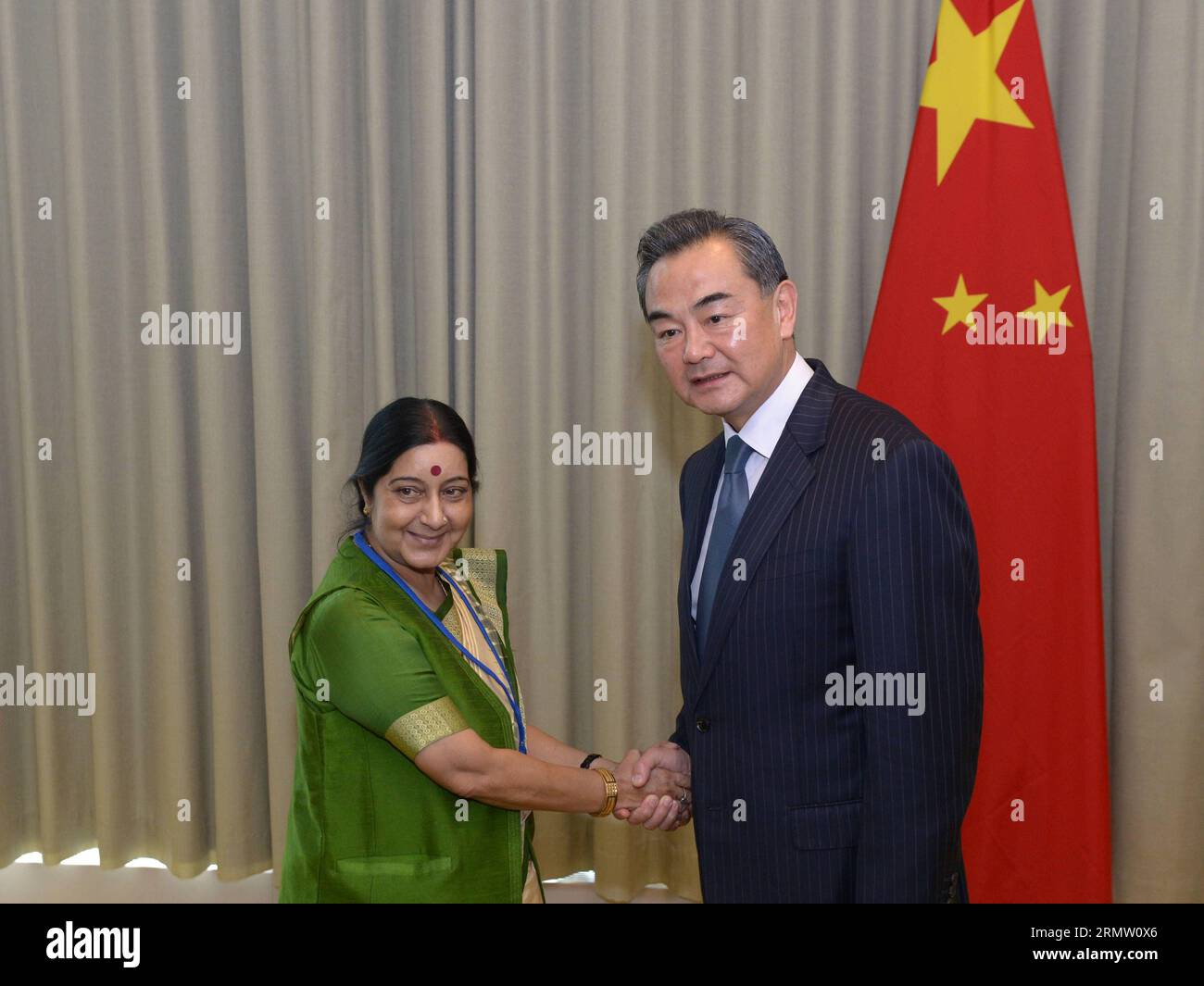 (140926) -- NEW YORK, 26 settembre 2014 -- il ministro degli Esteri cinese Wang Yi (R) incontra il ministro indiano degli affari esteri Sushma Swaraj presso la sede delle Nazioni Unite a New York, il 25 settembre 2014. ) RIUNIONE ONU-CINA-INDIA YinxBogu PUBLICATIONxNOTxINxCHN New York settembre 26 2014 i ministri degli Esteri cinesi Wang Yi r si incontrano con i ministri indiani degli affari esteri Sushma Swaraj PRESSO la sede delle Nazioni Unite a New York IL 25 2014 settembre riunione ONU Cina India YinxBogu PUBLICATIONxNOTxINxCHN Foto Stock