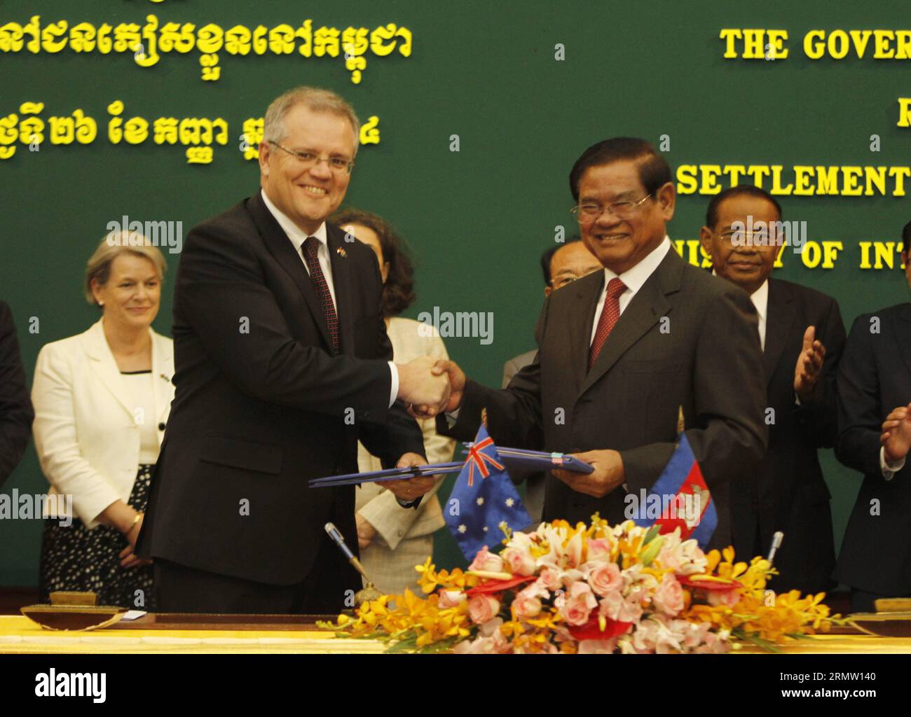 (140926) -- PHNOM PENH, 26 settembre 2014 -- il ministro degli interni cambogiano sar Kheng (R, front) stringe la mano al ministro australiano dell'immigrazione Scott Morrison a Phnom Penh, Cambogia, il 26 settembre 2014. Cambogia e Australia hanno firmato un Memorandum of Understanding (MoU) sull'insediamento dei rifugiati qui venerdì pomeriggio, dopo un negoziato di sette mesi. CAMBOGIA-PHNOM PENH-AUSTRALIA-REFUGEE-MOU Sovannara PUBLICATIONxNOTxINxCHN Phnom Penh settembre 26 2014 i ministri degli interni cambogiani sar Kheng r Front Shakes Hands with Visiting Australian Immigration Minister Scott Morrison a Phnom Pen Foto Stock