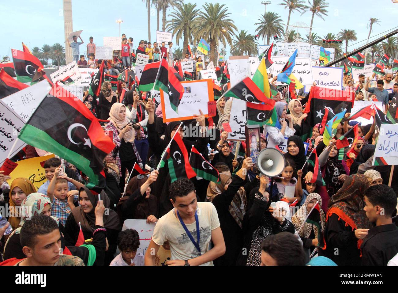 I manifestanti cantano slogan e sventolano bandiere nazionali sulla Piazza dei Martiri a Tripoli, Libia, il 26 settembre 2014. Centinaia di cittadini di Tripoli sono scesi in strada venerdì per protestare contro qualsiasi intervento straniero in Libia. Il governo libico cerca aiuti stranieri da agosto per frenare i militanti islamisti, che ora controllano la capitale Tripoli. LIBIA-TRIPOLI-DIMOSTRAZIONE HamzaxTurkia PUBLICATIONxNOTxINxCHN dimostratore Chant slogan e Wave National Flags SULLA Piazza dei Martiri a Tripoli Libia IL 26 2014 settembre centinaia di cittadini di Tripoli scesero in strada Foto Stock