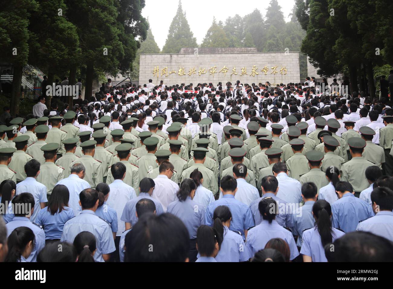 La gente rende omaggio in silenzio al cimitero dei martiri di Ji An, nella provincia orientale dello Jiangxi della Cina, 30 settembre 2014, in occasione del primo giorno dei martiri. ) (wf) CHINA-MARTYRS DAY (CN) LixZhongzhou PUBLICATIONxNOTxINxCHN Celebrities pay Silent Tribute AT a Martyr Cemetery in ji to East China S Jiangxi Province settembre 30 2014 IN occasione del primo Martyrs Day WF China Martyrs Day CN PUBLICATIONxNOTxINxCHN Foto Stock