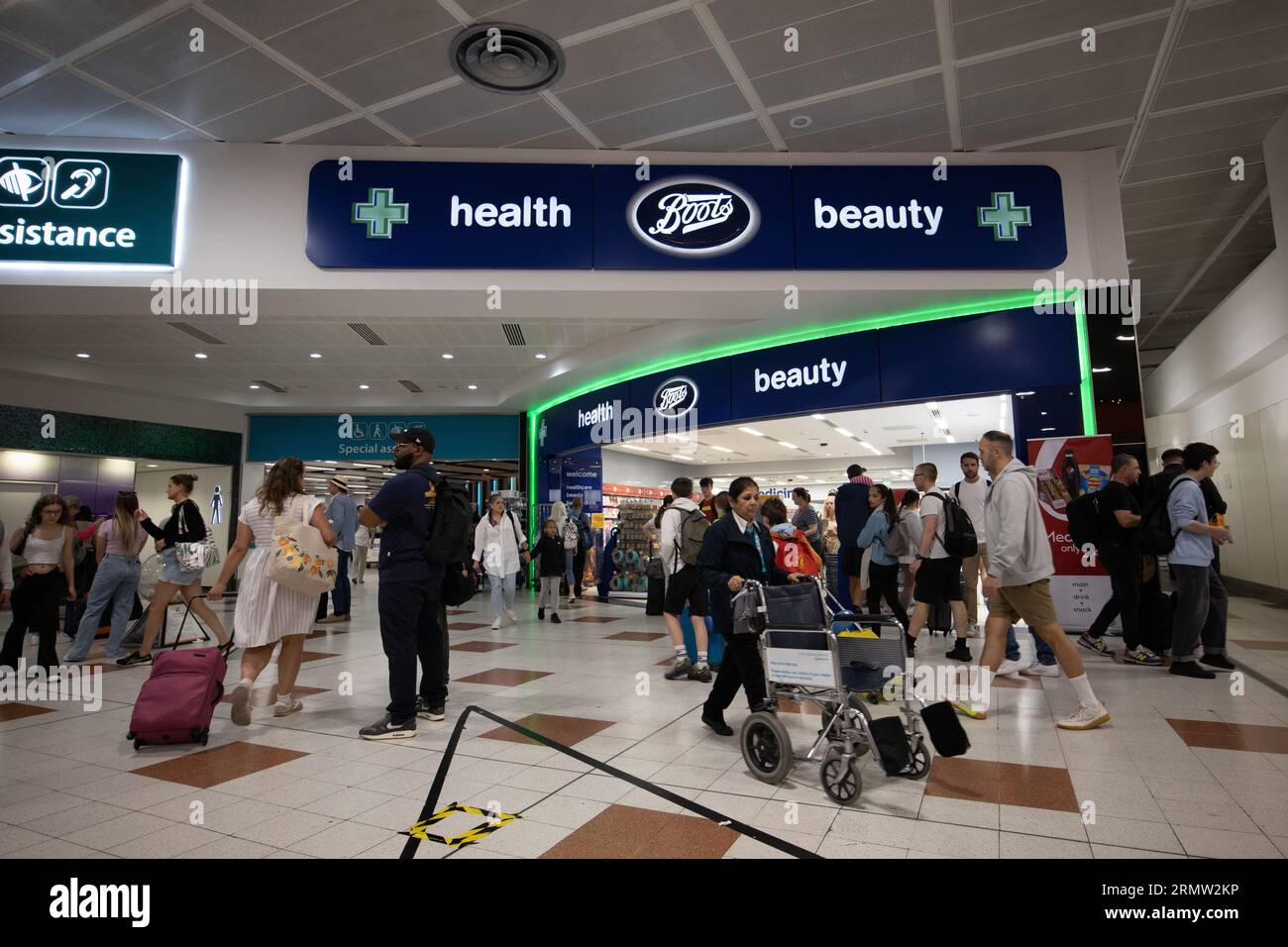 Boots Pharmacy, terminal dell'aeroporto di Gatwick North, sala partenze, Inghilterra, Regno Unito Foto Stock