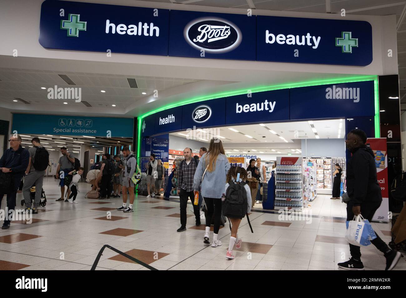 Boots Pharmacy, terminal dell'aeroporto di Gatwick North, sala partenze, Inghilterra, Regno Unito Foto Stock