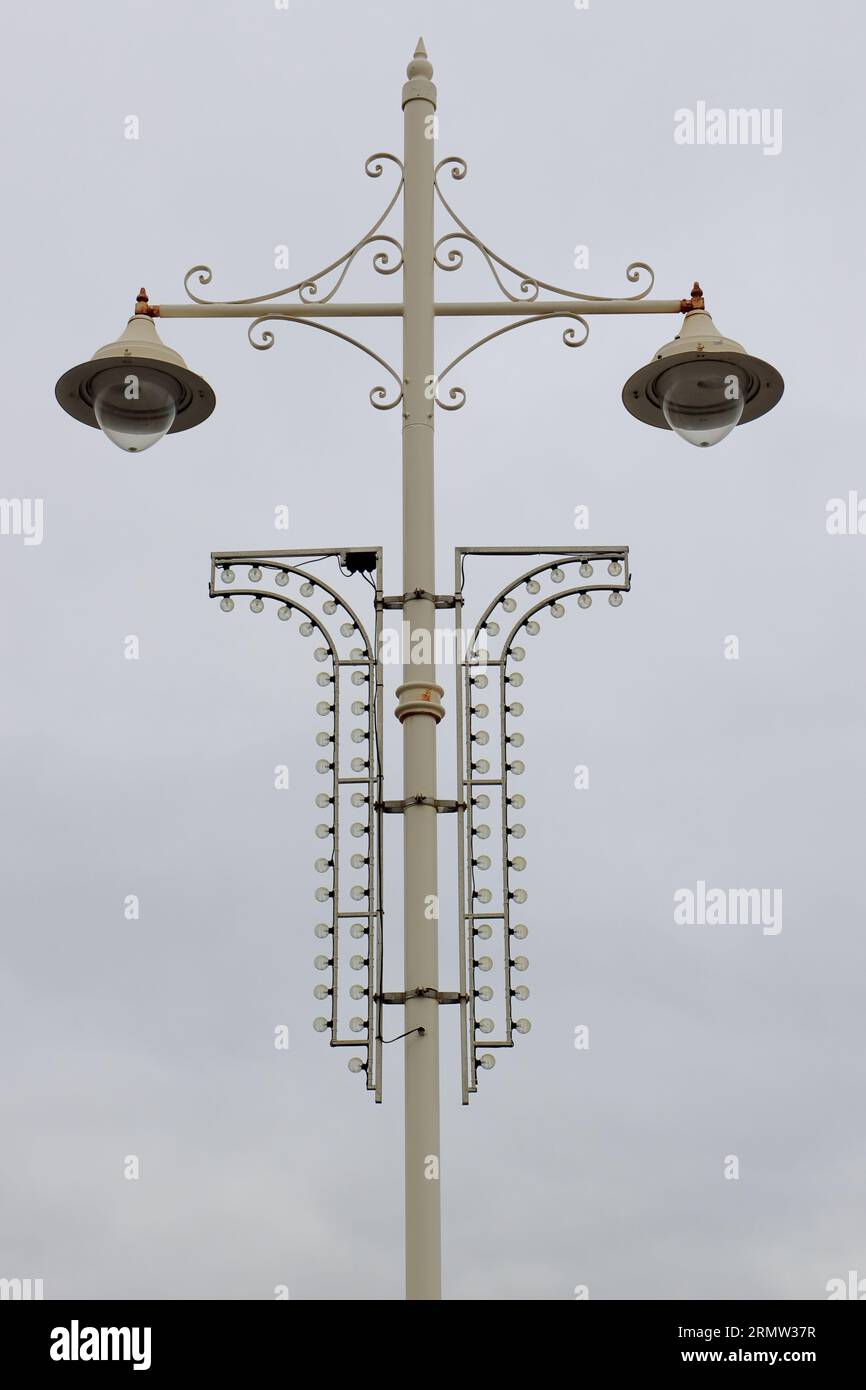 Lungomare, Bognor Regis, West Sussex, Inghilterra. 11 febbraio 2023. Un esempio di lampioni che costeggiano il lungomare di Bognor Regis. Foto Stock