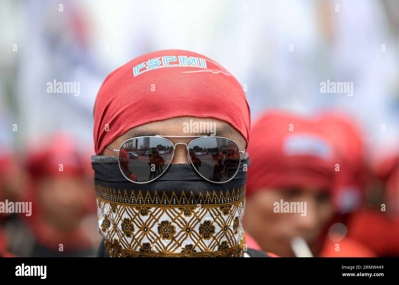 (141002) -- GIACARTA, 2 ottobre 2014 -- Un membro del sindacato indonesiano partecipa a una manifestazione a Giacarta, Indonesia, 2 ottobre 2014. Migliaia di lavoratori hanno organizzato un raduno per chiedere l'annullamento dell'aumento del prezzo del petrolio che sarà annullato dal nuovo governo a novembre e anche chiedere un aumento del 30% del salario minimo nel 2015. ) INDONESIA-GIACARTA-LABOR RALLY AGUNGXKUNCAHYAXB. PUBLICATIONxNOTxINxCHN Giacarta OCT 2 2014 un membro dell'Unione dei laboratori indonesiani partecipa a un Rally a Giacarta Indonesia OCT 2 2014 migliaia di lavoratori hanno organizzato un Rally per chiedere l'annullamento dell'aumento del prezzo del petrolio che sarà di ne Foto Stock