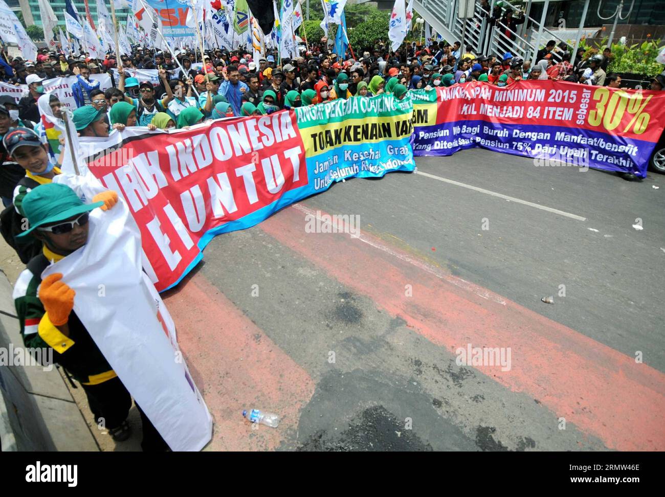 (141002) -- GIACARTA, 2 ottobre 2014 -- i membri del sindacato indonesiano partecipano a una manifestazione a Giacarta, Indonesia, 2 ottobre 2014. Migliaia di lavoratori hanno organizzato un raduno per chiedere l'annullamento dell'aumento del prezzo del petrolio che sarà annullato dal nuovo governo a novembre e anche chiedere un aumento del 30% del salario minimo nel 2015. ) INDONESIA-GIACARTA-LABOR RALLY AGUNGXKUNCAHYAXB. PUBLICATIONxNOTxINxCHN Giacarta OCT 2 2014 i membri dell'Unione dei laboratori indonesiani partecipano a un raduno a Giacarta Indonesia OCT 2 2014 migliaia di lavoratori hanno organizzato un raduno per chiedere l'annullamento dell'aumento del prezzo del petrolio che sarà a New Go Foto Stock