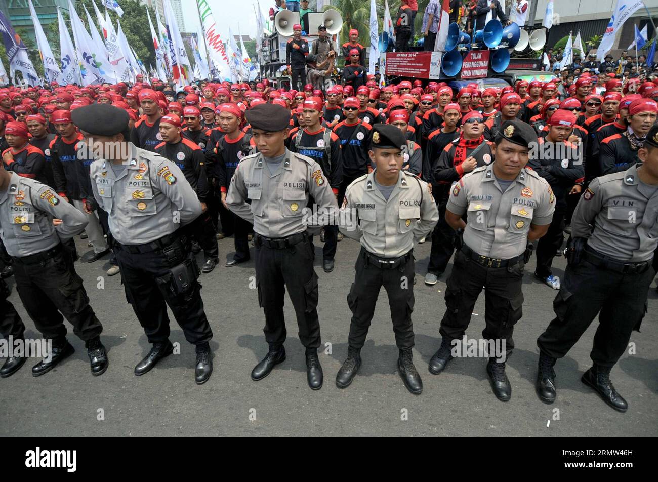 (141002) -- GIACARTA, 2 ottobre 2014 -- i poliziotti sono di guardia durante una manifestazione tenuta dal sindacato indonesiano a Giacarta, Indonesia, 2 ottobre 2014. Migliaia di lavoratori organizzano una manifestazione per chiedere l'annullamento dell'aumento del prezzo del petrolio che sarà annullato dal nuovo governo a novembre e anche chiedere un aumento del 30% del salario minimo nel 2015. ) INDONESIA-GIACARTA-LABOR RALLY AGUNGXKUNCAHYAXB. PUBLICATIONxNOTxINxCHN Giacarta OCT 2 2014 poliziotti stanno di guardia durante un Rally Hero dell'Unione dei laboratori indonesiani a Giacarta Indonesia OCT 2 2014 migliaia di lavoratori organizzano un raduno per chiedere l'annullamento del petrolio Foto Stock