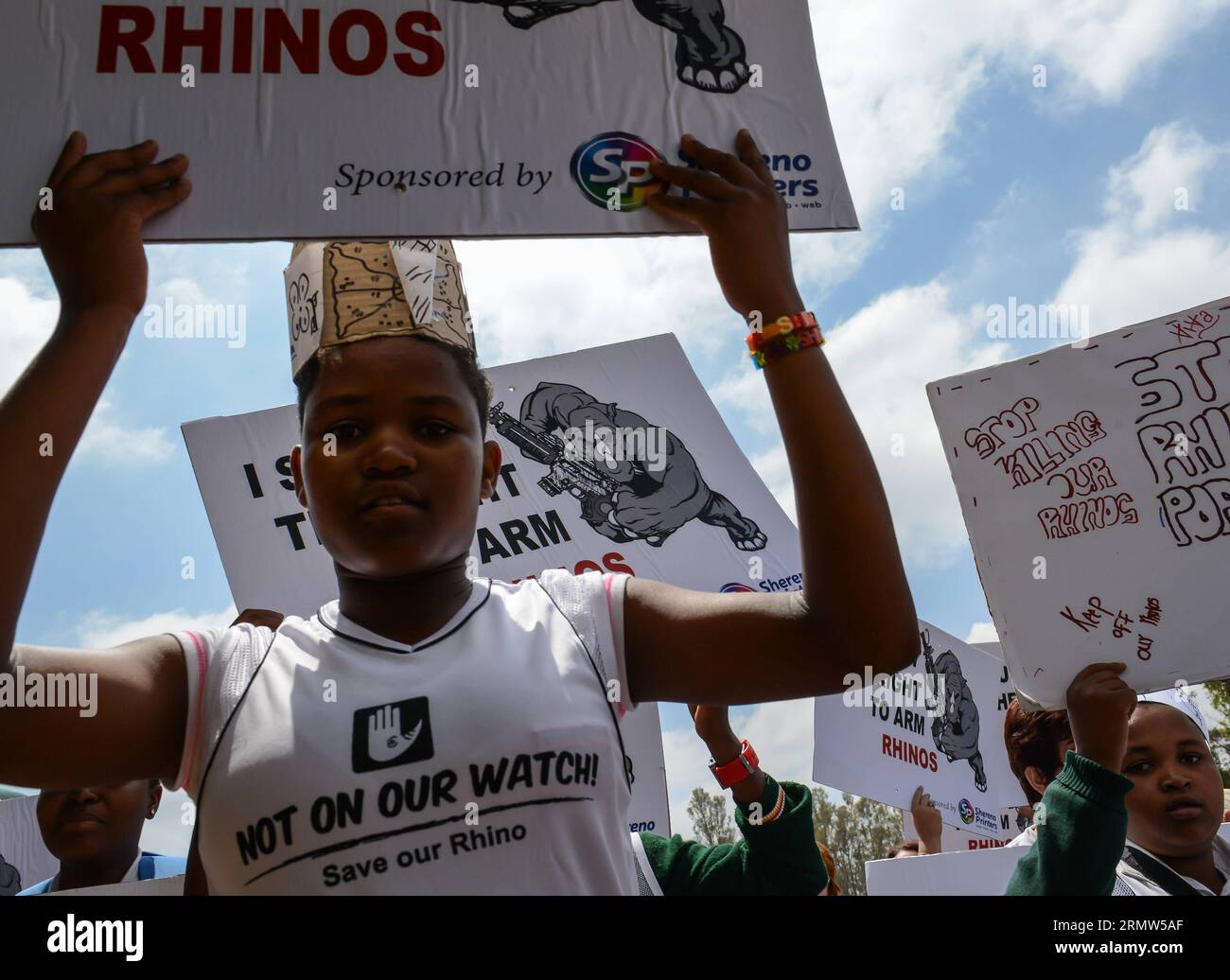 (141004) -- PRETORIA, 4 ottobre 2014 -- gli studenti con striscioni partecipano alla marcia per elefanti, rinoceronti e leoni a Pretoria, Sudafrica, il 4 ottobre 2014. Per celebrare la giornata mondiale degli animali, la marcia per elefanti, rinoceronti e leoni è tenuta dal Dipartimento per gli affari ambientali del Sudafrica e dalle organizzazioni locali per la protezione ambientale qui sabato. Quasi 1.000 persone hanno partecipato all'evento a Pretoria, che è una delle più di 130 marce che si svolgeranno a livello mondiale il 4 ottobre 2014 per protestare contro il bracconaggio di elefanti e rinoceronti e la caccia ai leoni in scatola. ) SUDAFRICA-PRETORIA-MARCH-ELEPHANT-RHI Foto Stock