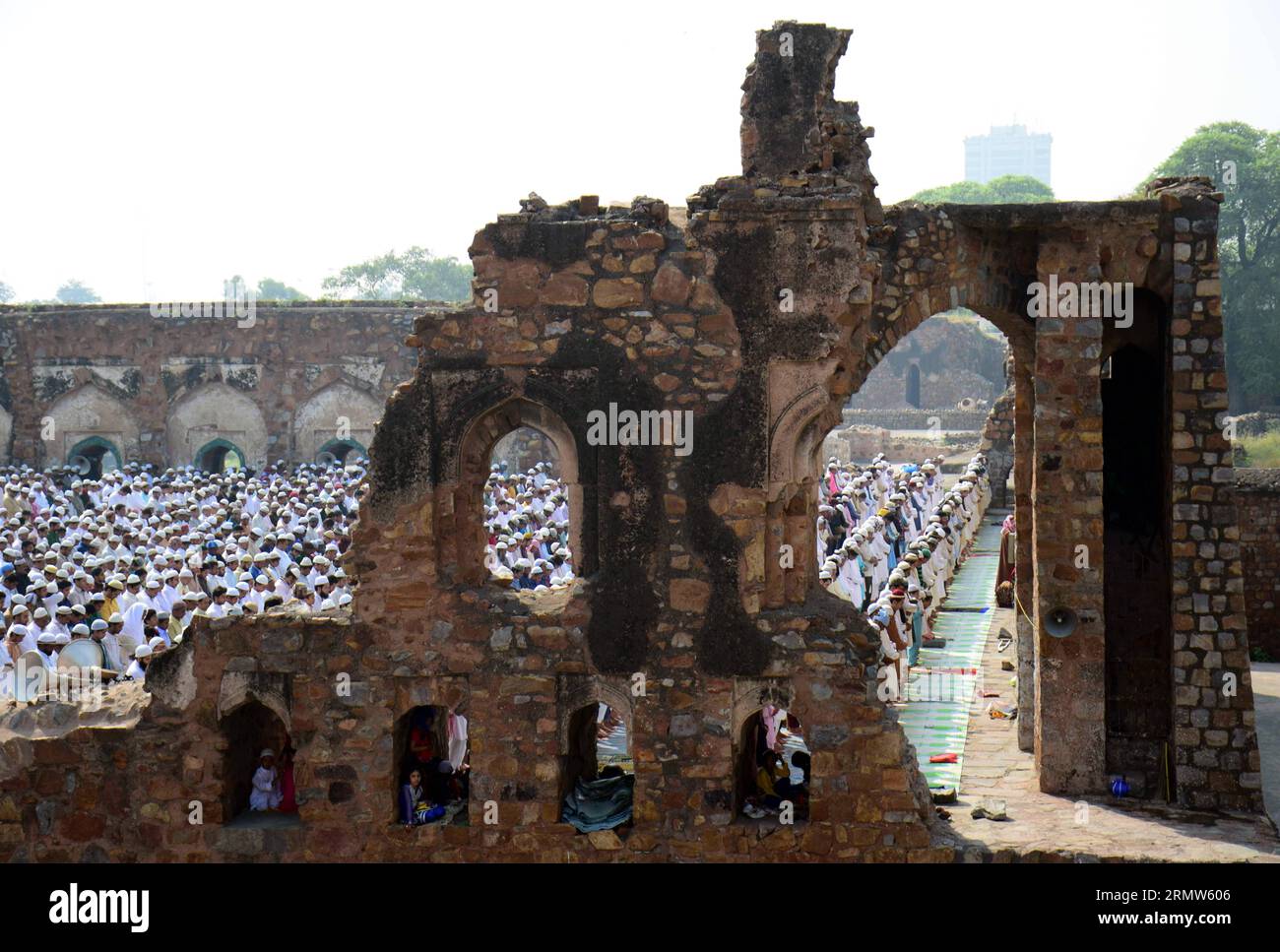 I musulmani indiani offrono preghiere durante il Festival Eid al-Adha, o Festa del sacrificio, presso le rovine del monumento Feroze Shah Kotla a nuova Delhi, India, il 6 ottobre 2014. ) INDIA-NEW DELHI-EID AL-ADHA ParthaxSarkar PUBLICATIONxNOTxINxCHN i musulmani indiani OFFRONO preghiere durante il Oath al Adha Festival o festa del sacrificio PRESSO le rovine del monumento Feroz Shah a nuova Delhi India IL 6 ottobre 2014 India New Delhi Oath al Adha ParthaxSarkar PUBLICATIONxNOTxINxCHN Foto Stock