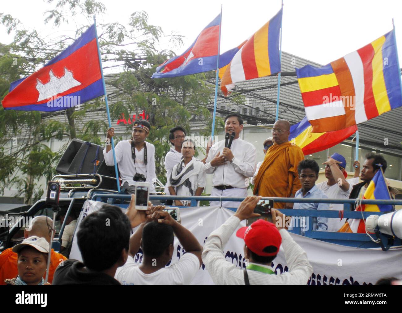 (141008) -- PHNOM PENH, 8 ottobre 2014 -- Thach Sitha (4th L, Back), leader della protesta e presidente dell'Associazione Khmer Kampuchea Krom, si rivolge al raduno durante una protesta davanti all'ambasciata vietnamita a Phnom Penh, Cambogia, l'8 ottobre 2014. Più di 100 monaci e attivisti Khmer Krom della minoranza etnica in Cambogia hanno concluso la loro protesta di 5 giorni contro un ex diplomatico vietnamita mercoledì. ) CAMBOGIA-PHNOM PENH-VIETNAM-PROTESTA Sovannara PUBLICATIONxNOTxINxCHN Phnom Penh OCT 8 2014 4th l Back leader protesta e presidente dell'Associazione Khmer Kampuchea Krom si rivolge al Rally du Foto Stock