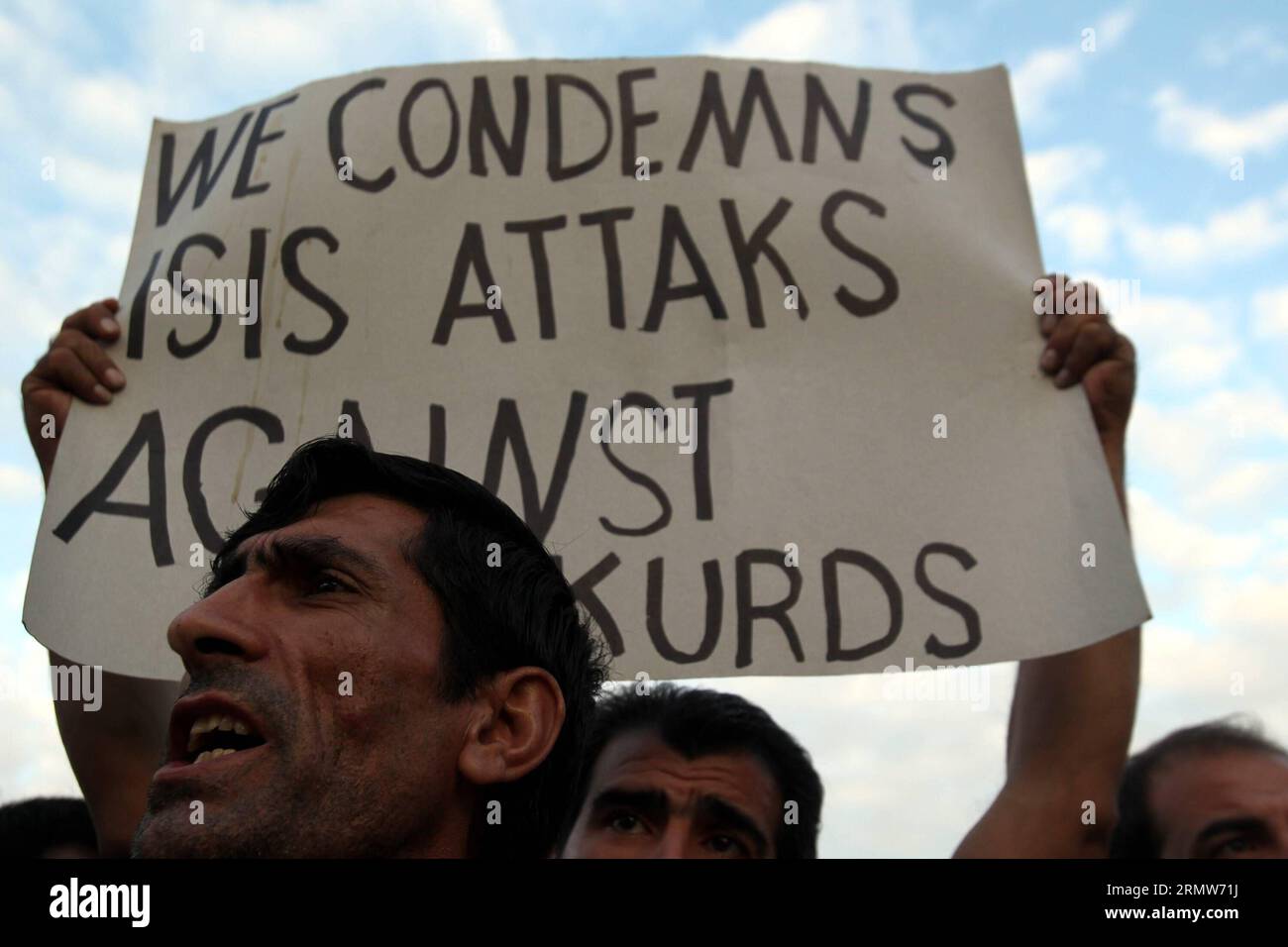 (141008) -- ATENE, 8 ottobre 2014 -- uomini curdi che vivono in Grecia protestano nel centro di Atene durante una manifestazione pro-curda contro gli attacchi lanciati dagli insorti dello Stato islamico contro la città siriana di Kobane e la mancanza di azione da parte del governo turco l'8 ottobre 2014. Gli attacchi aerei intensificati hanno aiutato la milizia curda a respingere gli insorti dello Stato islamico che combattevano per Kobane, mentre la pressione cresceva per una maggiore azione internazionale per salvare la città di confine siriana chiave. GRECIA-ATENE-DIMOSTRAZIONE-È MariosxLolos PUBLICATIONxNOTxINxCHN Atene 8 ottobre 2014 uomini curdi che vivono in Grecia protestano a Centr Foto Stock