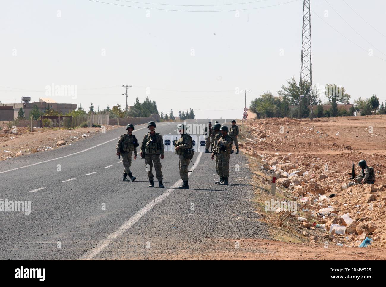 (141008) -- ANKARA, 8 ottobre 2014 -- i soldati turchi camminano sul lato turco del confine turco-siriano l'8 ottobre 2014. Le forze di sicurezza turche hanno adottato rigorose misure di sicurezza lungo il confine turco-siriano per impedire infiltrazioni dalla Siria nel territorio turco.) TURKEY-SANLIURFA-SECUTITY MEASURES-INTENSIFIED MertxMacit PUBLICATIONxNOTxINxCHN Ankara OCT 8 2014 soldati turchi camminano SUL lato turco del confine turco-siriano L'8 ottobre 2014 le forze di sicurezza turche hanno adottato rigorose misure di sicurezza lungo la linea di frontiera turco-siriana per impedire alla Siria di entrare Foto Stock