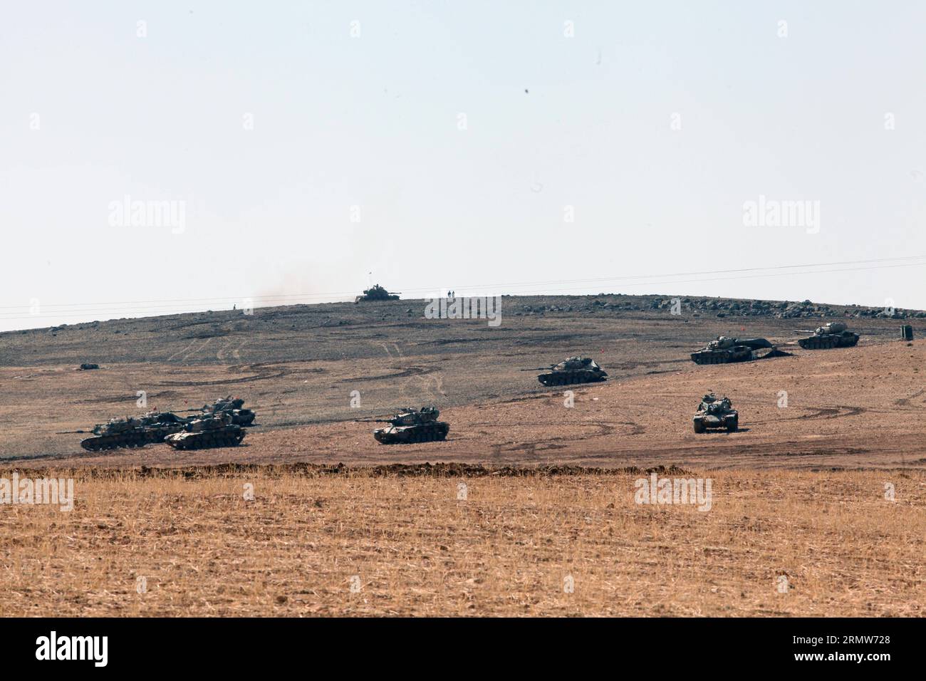 (141008) -- ANKARA, 8 ottobre 2014 -- i carri armati dell'esercito turco prendono posizione sul lato turco del confine turco-siriano l'8 ottobre 2014. Le forze di sicurezza turche hanno adottato rigorose misure di sicurezza lungo il confine turco-siriano per impedire infiltrazioni dalla Siria nel territorio turco.) TURKEY-SANLIURFA-SECUTITY MEASURES-INTENSIFIED MertxMacit PUBLICATIONxNOTxINxCHN Ankara OCT 8 2014 carri armati dell'esercito turco prendono posizione SUL lato turco del confine turco-siriano ALL'8 ottobre 2014 le forze di sicurezza turche hanno adottato rigorose misure di sicurezza lungo la linea di frontiera turco-siriana a Pr Foto Stock