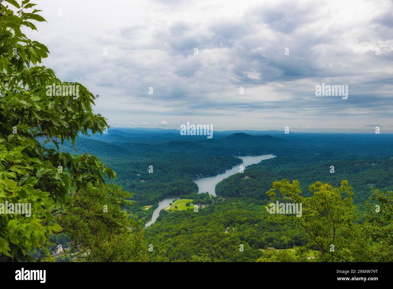 Vista panoramica dal Chimney Rock State Park Sky lounge del lago Lure nel North Carolina, Stati Uniti. Foto Stock