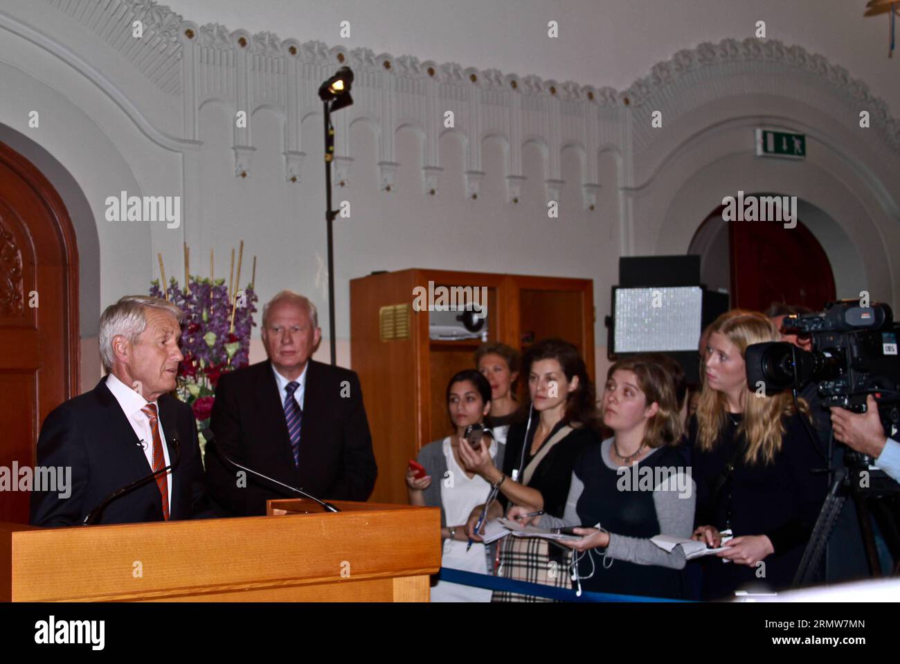 (141010) -- OSLO, 10 ottobre 2014 -- Thorbjoern Jagland, presidente del Comitato norvegese per il Nobel, annuncia i vincitori del premio Nobel per la pace 2014 durante una conferenza stampa a Oslo, Norvegia, 10 ottobre 2014. Il Comitato norvegese per il Nobel ha annunciato venerdì che il Premio Nobel per la pace 2014 è stato assegnato a Kailash Satyarthi dell'India e Malala Yousafzai del Pakistan per il loro lavoro per i diritti dei bambini. NORVEGIA-OSLO-PREMIO NOBEL PER LA PACE 2014 LiuxMin PUBLICATIONxNOTxINxCHN Oslo ottobre 10 2014 Thor Bjoern Jagland Presidente del Comitato Nobel norvegese annuncia i vincitori del Premio Nobel per la pace 2014 durante Foto Stock