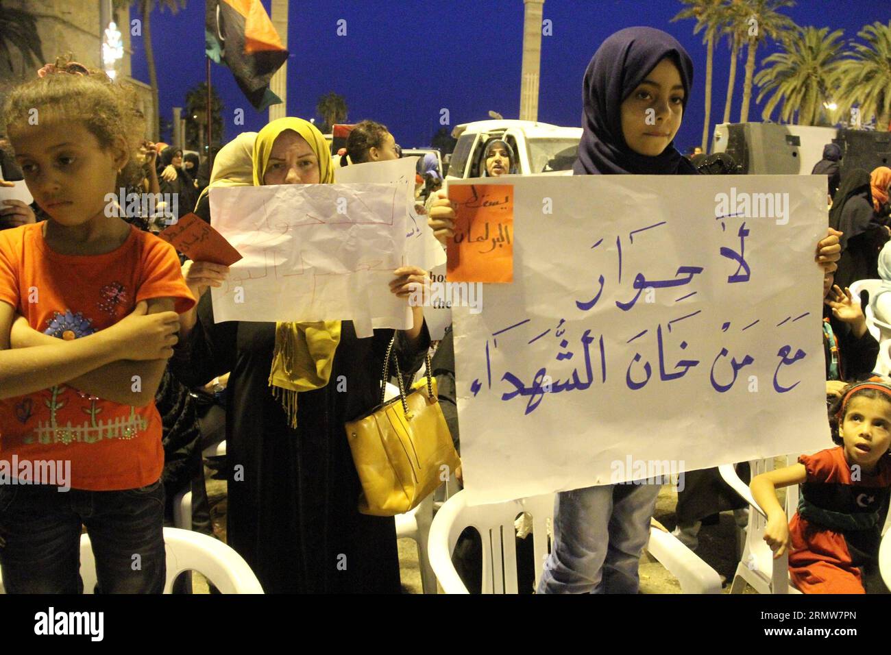 I manifestanti sventolano bandiere nazionali e cantano slogan sulla Piazza dei Martiri a Tripoli, Libia, il 10 ottobre 2014. Centinaia di cittadini di Tripoli si sono messi in strada venerdì per protestare contro qualsiasi intervento straniero in Libia. Il governo libico cerca assistenza straniera da agosto per frenare i militanti islamisti, che ora controllano la capitale Tripoli. LIBIA-TRIPOLI-DIMOSTRAZIONE HamzaxTurkia PUBLICATIONxNOTxINxCHN manifestatore Wave National Flags and Chant slogan SULLA Piazza dei Martiri a Tripoli Libia IL 10 ottobre 2014 centinaia di cittadini di Tripoli si sono recati in piazza IL p. Foto Stock