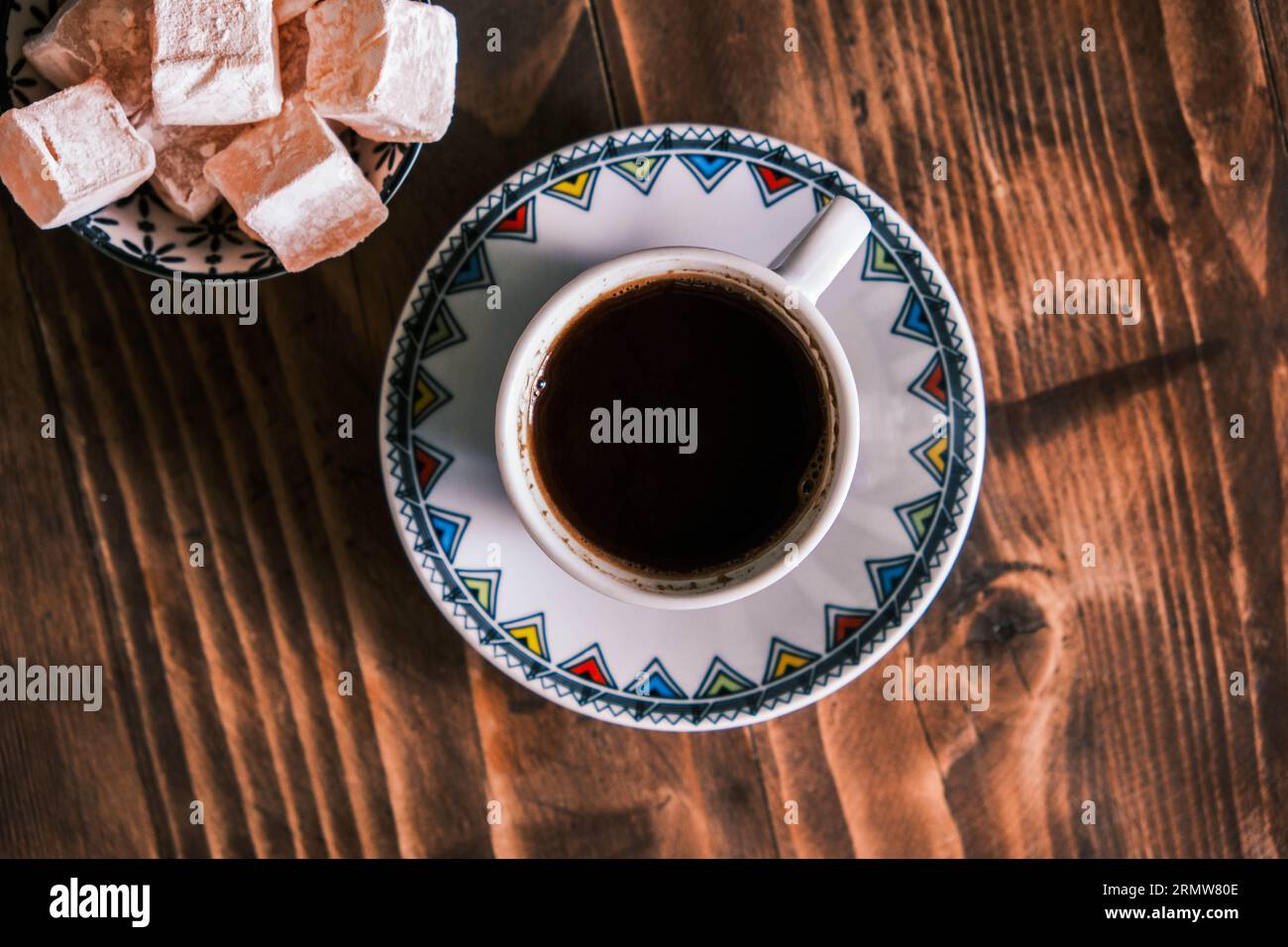 Caffè turco con tradizionale tazza di porcellana su un tavolo di legno. Presentazione del caffè con delizia turca Foto Stock