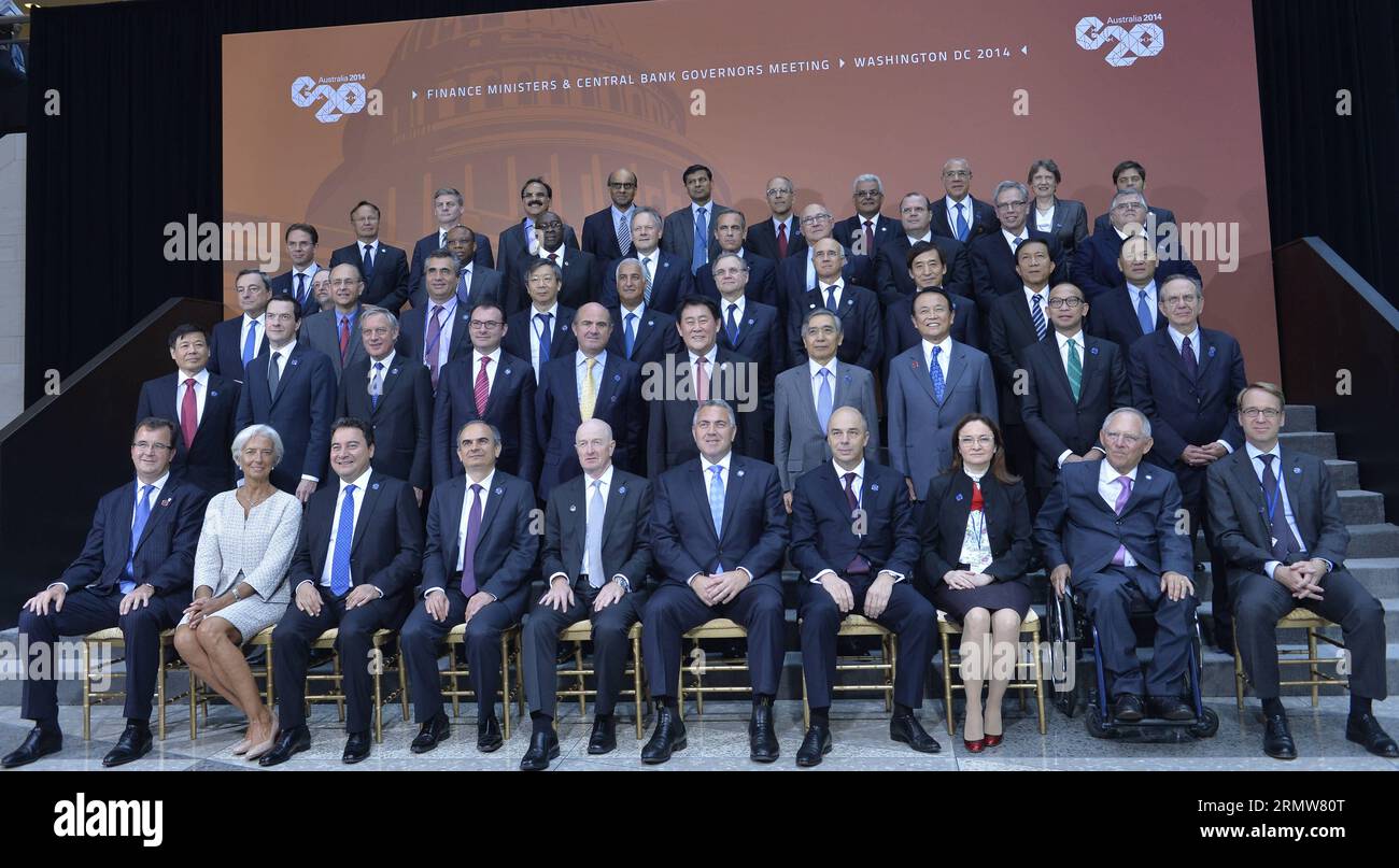 I ministri delle Finanze e i banchieri centrali del G20 posano per una foto di famiglia con l'amministratore delegato del Fondo monetario Internazionale (FMI) Christine Lagarde (2nd L, front) durante le riunioni annuali della Banca Mondiale e del FMI a Washington D.C., capitale degli Stati Uniti, 10 ottobre 2014.) US-WASHINGTON-WORLD BANK GROUP-FMI-RIUNIONI ANNUALI BaoxDandan PUBLICATIONxNOTxINxCHN Ministro delle finanze e banche centrali del G20 posa per una foto di famiglia con il Fondo monetario Internazionale l'amministratore delegato del FMI Christine Lagarde 2nd l Front durante le riunioni annuali della Banca Mondiale e del FMI a Washington D C Cap Foto Stock
