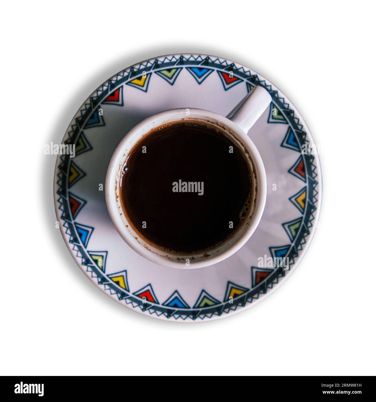 Caffè turco con tradizionale tazza di porcellana su sfondo bianco. Presentazione del caffè Foto Stock