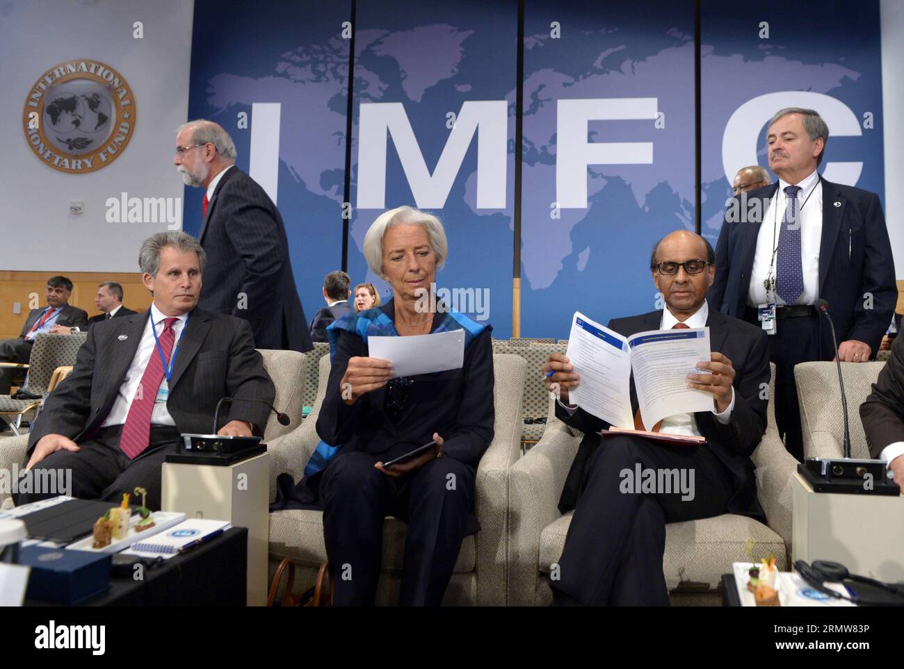 Presidente del Comitato monetario e finanziario Internazionale (IMFC), Vice primo Ministro e Ministro delle Finanze di Singapore Tharman Shanmugaratnam (R, fronte) e Direttore generale del Fondo monetario Internazionale (FMI) Christine Lagarde (C) partecipano alla riunione del Comitato monetario e finanziario Internazionale a Washington D.C., Stati Uniti. 11 ottobre 2014. ) (Dzl) RIUNIONE US-WASHINGTON-IMFC YinxBogu PUBLICATIONxNOTxINxCHN Presidente del Comitato monetario e finanziario internazionale IMFC Singapore Vice primi Ministri e Ministri delle Finanze Tharman Shanmugaratnam fronte An Foto Stock