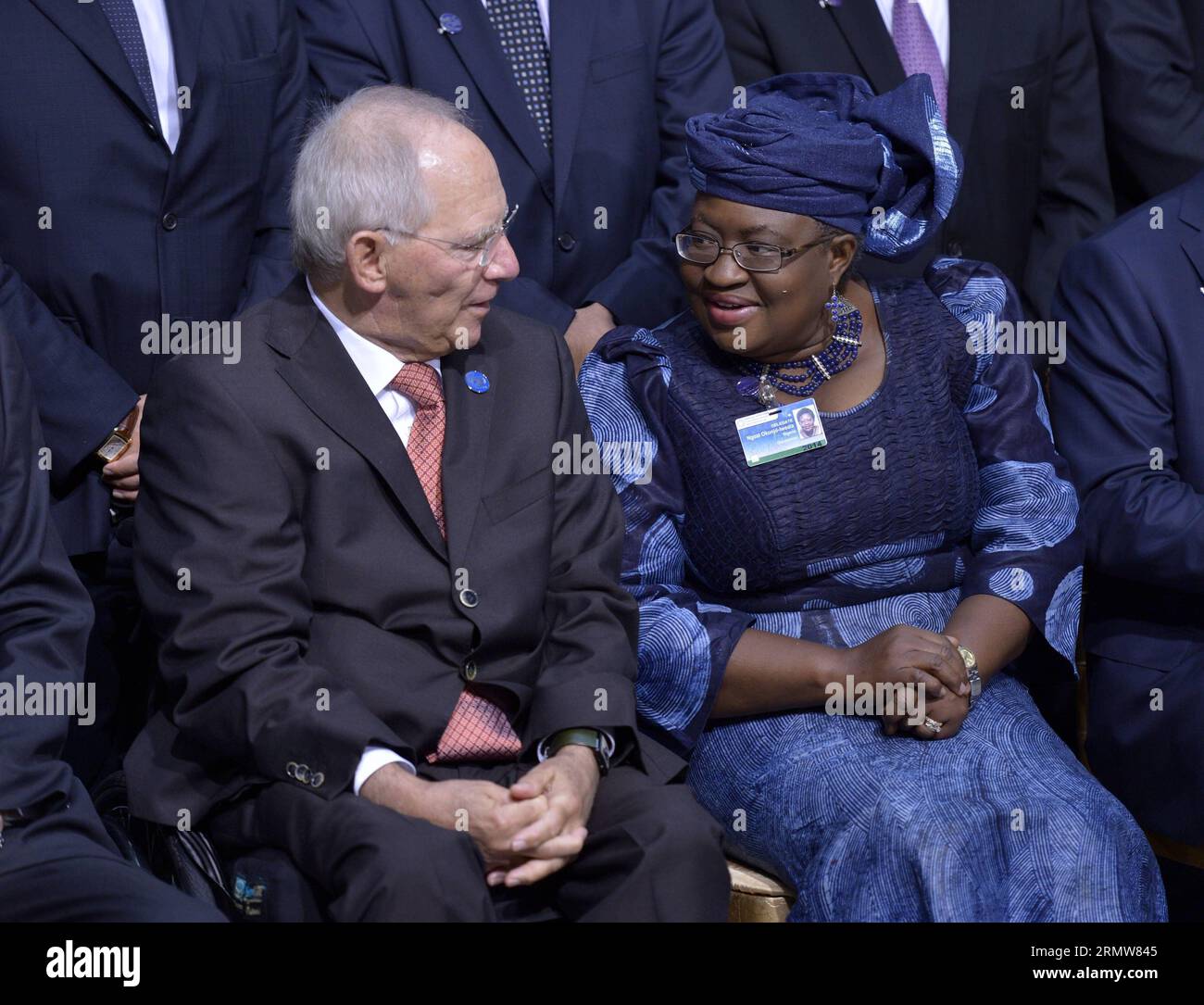 141011 -- WASHINGTON D.C., 11 ottobre 2014 -- il ministro delle Finanze tedesco Wolfgang Schaeuble L e il ministro delle Finanze nigeriano Ngozi Okonjo-Iweala attendono le foto di famiglia prima della riunione del Comitato monetario e finanziario Internazionale del FMI durante le riunioni annuali della Banca Mondiale e del Fondo monetario Internazionale a Washington D.C., capitale degli Stati Uniti, 11 ottobre 2014. FMI-BANCA MONDIALE-RIUNIONE ANNUALE YinxBogu PUBLICATIONxNOTxINxCHN Foto Stock