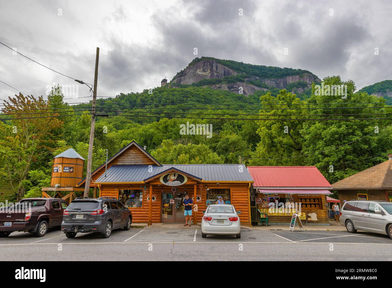 Chimney Rock, North Carolina, USA - 11 agosto 2023: Aziende con facciate accattivanti per attrarre turisti nella loro struttura in questa piccola t Foto Stock