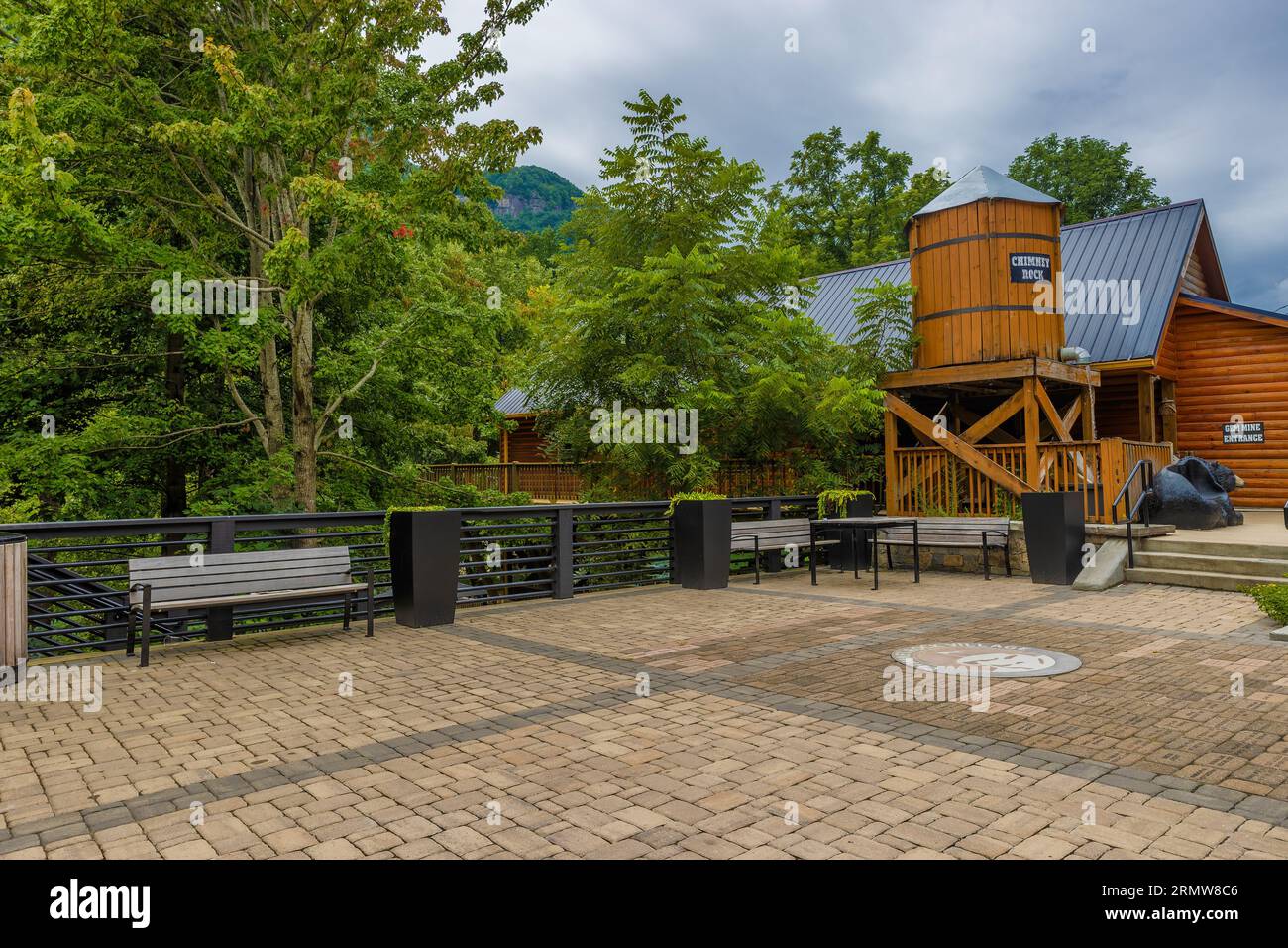 Chimney Rock, North Carolina, USA - 11 agosto 2023: Aziende con facciate accattivanti per attrarre turisti nella loro struttura in questa piccola t Foto Stock