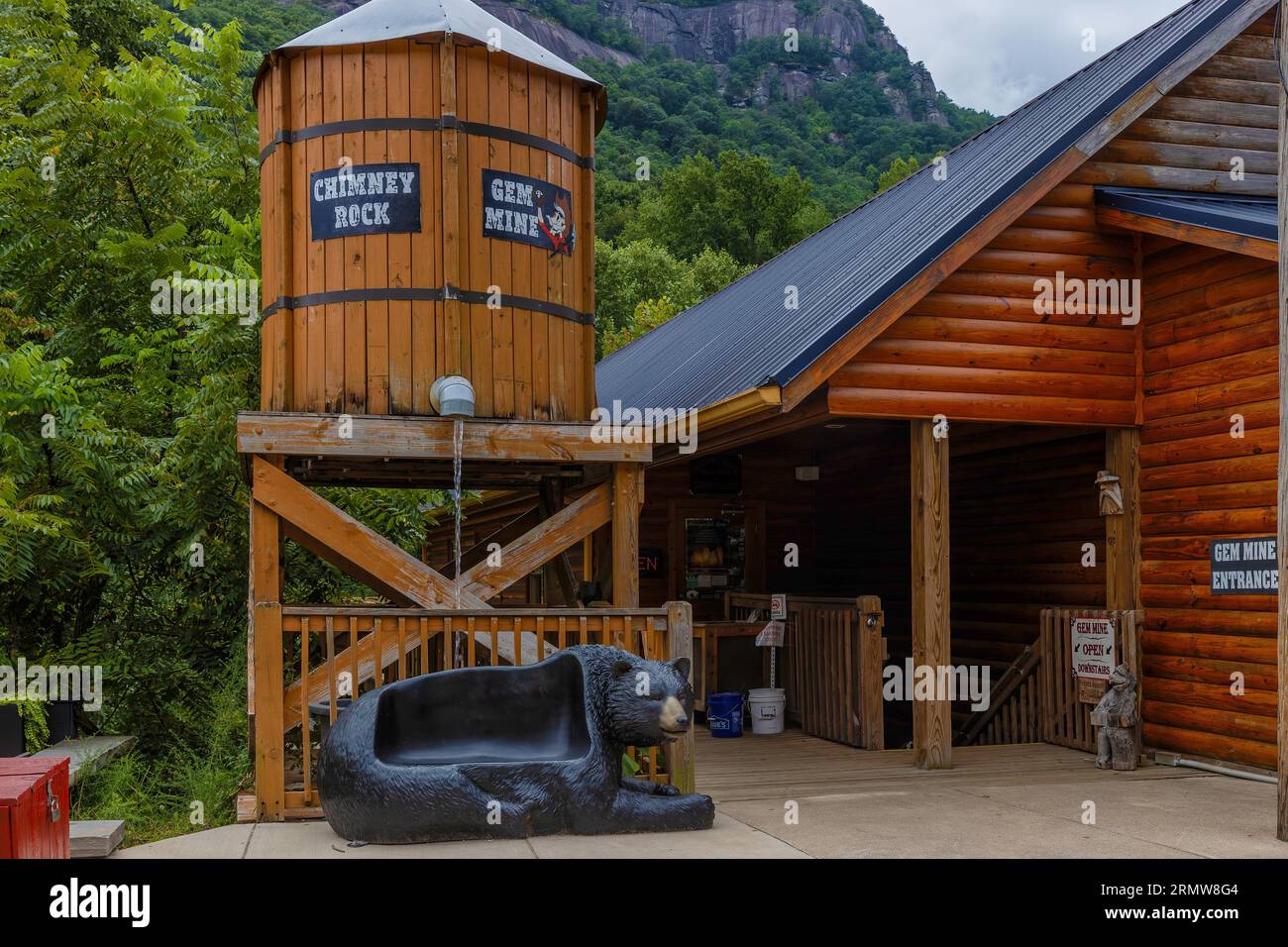 Chimney Rock, North Carolina, USA - 11 agosto 2023: Aziende con facciate accattivanti per attrarre turisti nella loro struttura in questa piccola t Foto Stock