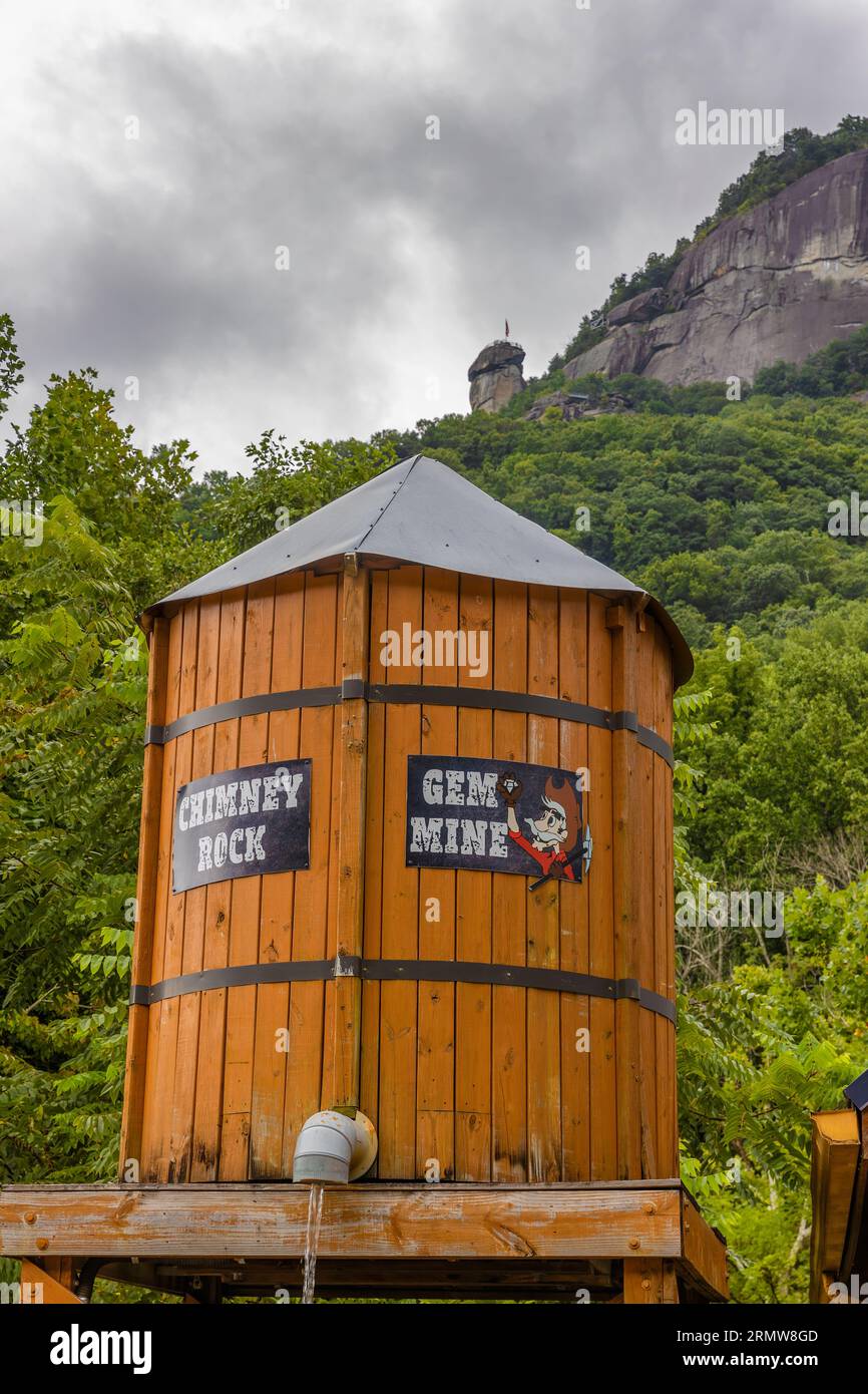 Chimney Rock, North Carolina, USA - 11 agosto 2023: Aziende con facciate accattivanti per attrarre turisti nella loro struttura in questa piccola t Foto Stock