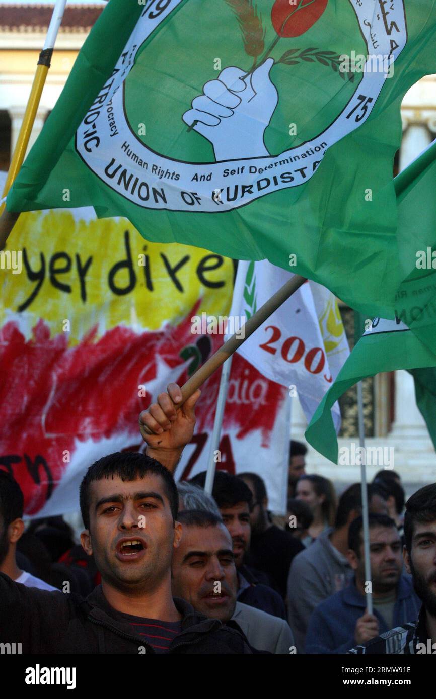 (141013) -- ATENE, 13 ottobre 2014 -- uomini curdi che vivono in Grecia protestano durante una manifestazione pro-curda contro gli attacchi lanciati da militanti dello Stato islamico contro la città siriana di Kobane e la mancanza di azione da parte del governo turco nel centro di Atene, Grecia, il 13 ottobre 2014. Gli attacchi aerei intensificati hanno aiutato le milizie curde a respingere i militanti dello Stato islamico che combattevano per Kobane, mentre la pressione cresceva per una maggiore azione internazionale per salvare la città di confine siriana chiave. GRECIA-ATENE-PROTESTA-IS MariosxLolos PUBLICATIONxNOTxINxCHN Atene OCT 13 2014 uomini curdi che vivono in Grecia protesta d Foto Stock