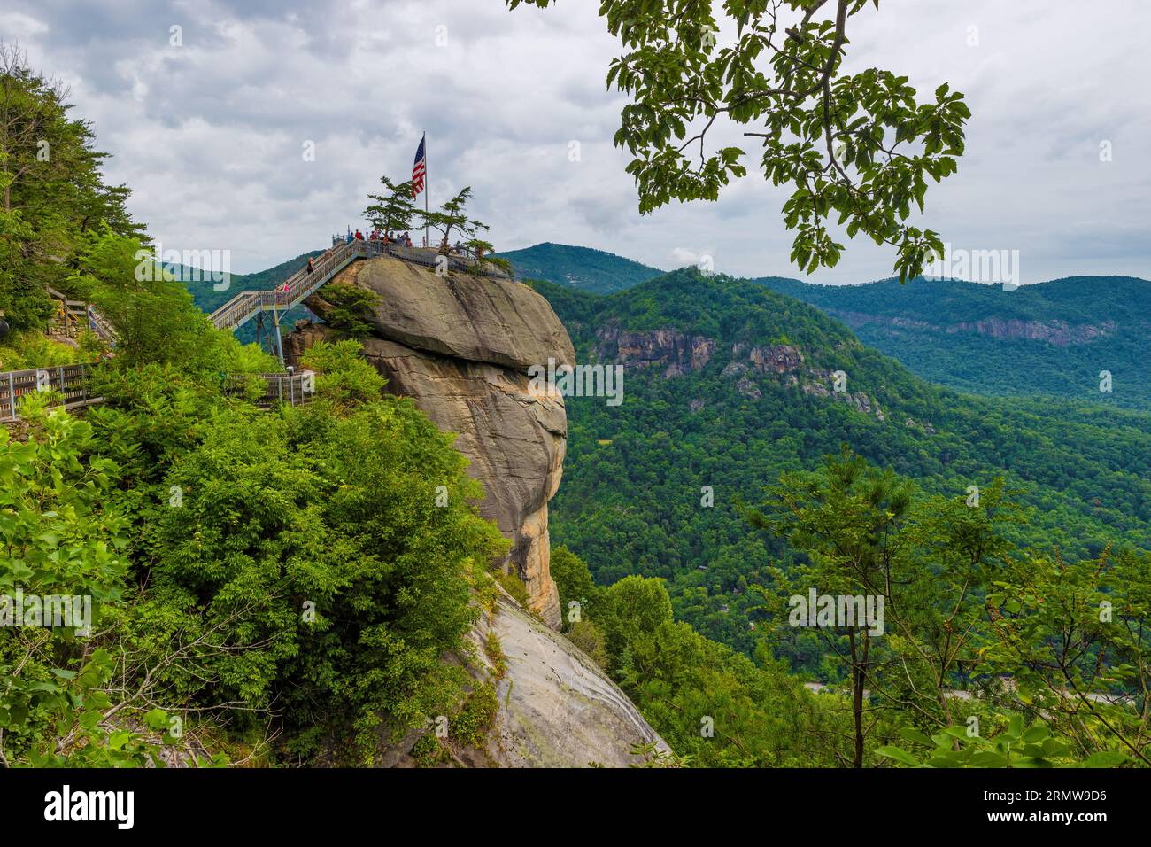 Chimney Rock, North Carolina, USA - 11 agosto 2023: Vista della cima di Chimney Rock dalla Sky Lounge del Chimney Rock State Park. Foto Stock