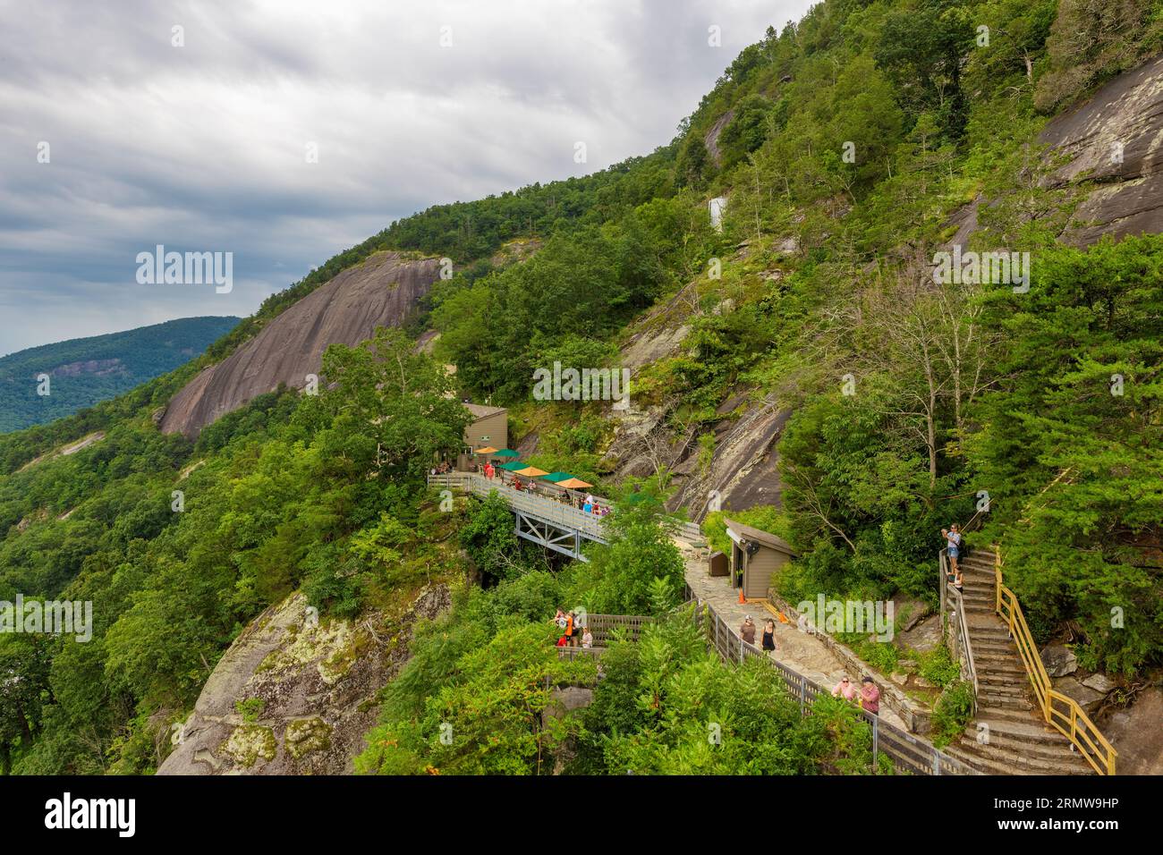 Chimney Rock, North Carolina, USA - 11 agosto 2023: Vista dalla cima della Chimney Rock of the Sky Lounge e sentiero pedonale al Chimney Rock State Park. Foto Stock