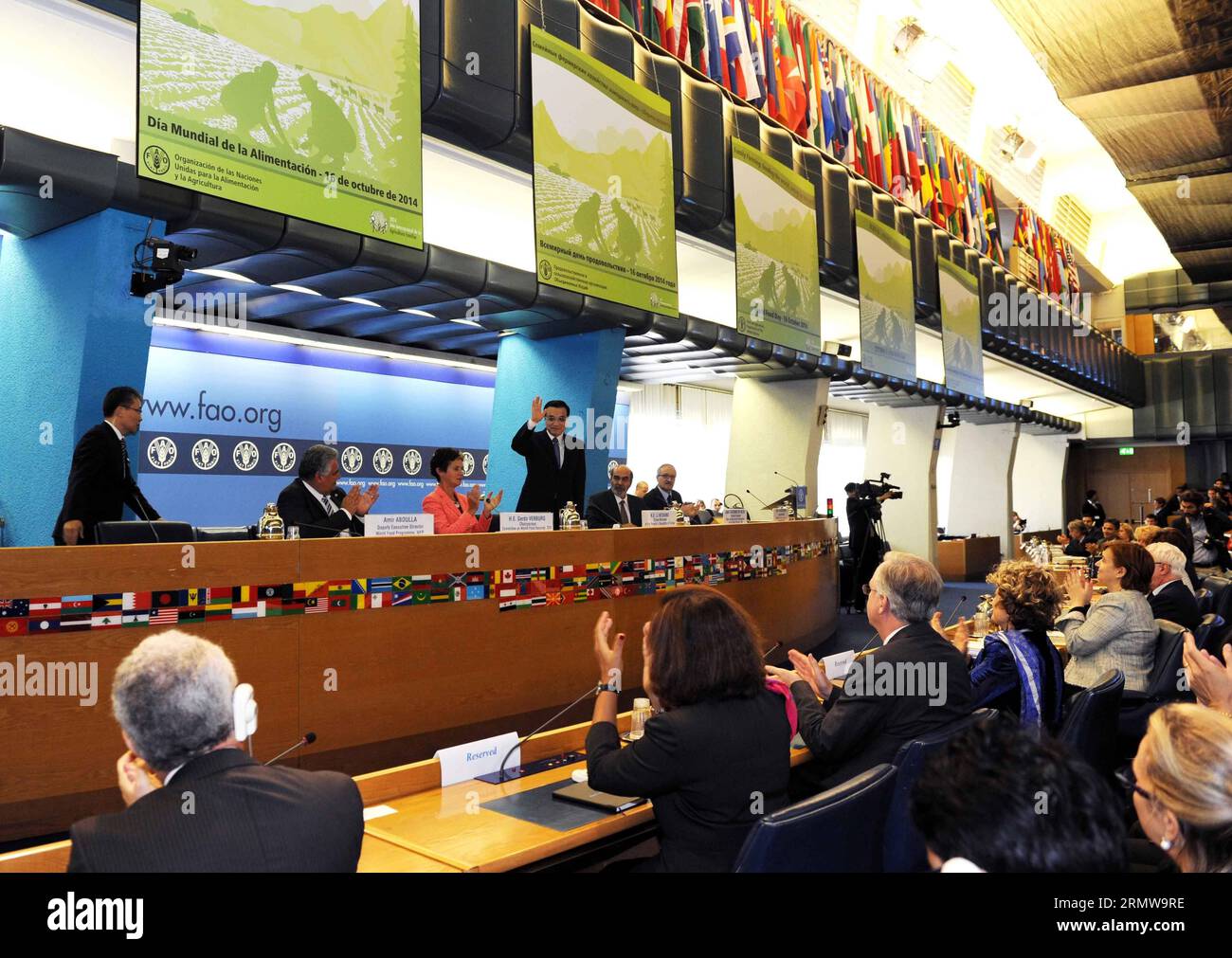 (141015) -- ROMA, 15 ottobre 2014 -- il Premier cinese li Keqiang tiene un discorso presso la sede dell'Organizzazione delle Nazioni Unite per l'alimentazione e l'agricoltura (FAO), a Roma, Italia, 15 ottobre 2014. ) (wf) ITALY-FAO-li KEQIANG-SPEECH RaoxAimin PUBLICATIONxNOTxINxCHN Roma ottobre 15 2014 il Premier cinese di sinistra Keqiang tiene un discorso PRESSO la sede dell'Organizzazione delle Nazioni Unite per l'alimentazione e l'agricoltura FAO a Roma Italia ottobre 15 2014 WF Italia FAO ha lasciato il discorso Keqiang RaoxAimin PUBLICATIONXNOTxINxCHN Foto Stock