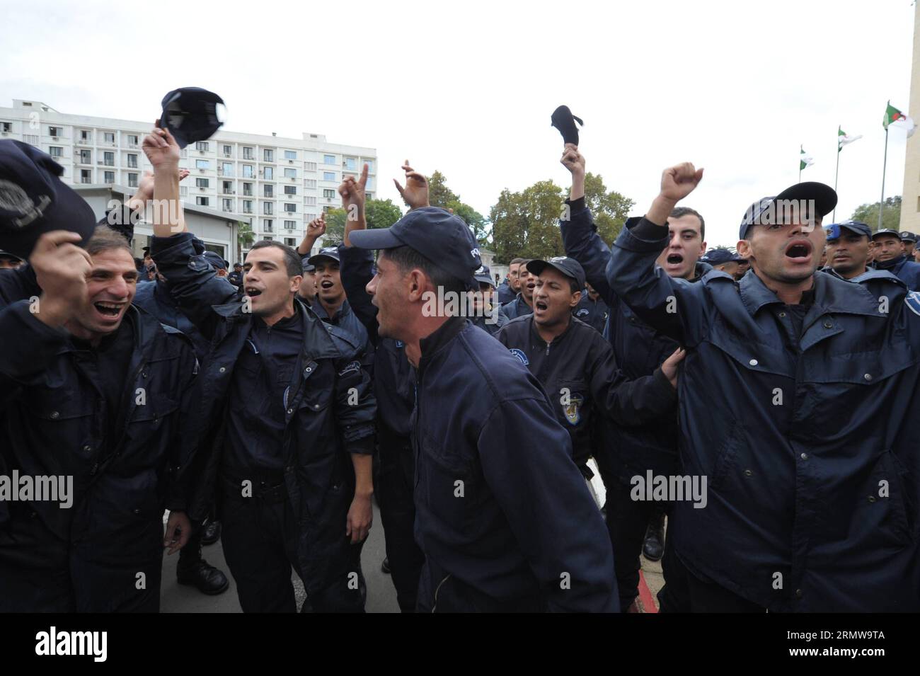 (141015) -- ALGERI, 15 ottobre 2014 () -- i poliziotti algerini partecipano a una protesta pubblica nei pressi del Palazzo presidenziale di Algeri, capitale dell'Algeria, il 15 ottobre 2014, per sostenere una manifestazione di polizia sulle condizioni di lavoro. Circa 1.500 poliziotti hanno partecipato alla manifestazione sulle condizioni di lavoro il 13 ottobre 2014 a Ghardaia, dove da mesi si verificano scontri tra arabi e berberi. () ALGERIA-ALGERI-POLIZIOTTI-PROTESTA Xinhua PUBLICATIONxNOTxINxCHN Algeri 15 ottobre 2014 poliziotti algerini partecipano a una protesta pubblica nei pressi del Palazzo presidenziale di Algeri, capitale di al Foto Stock