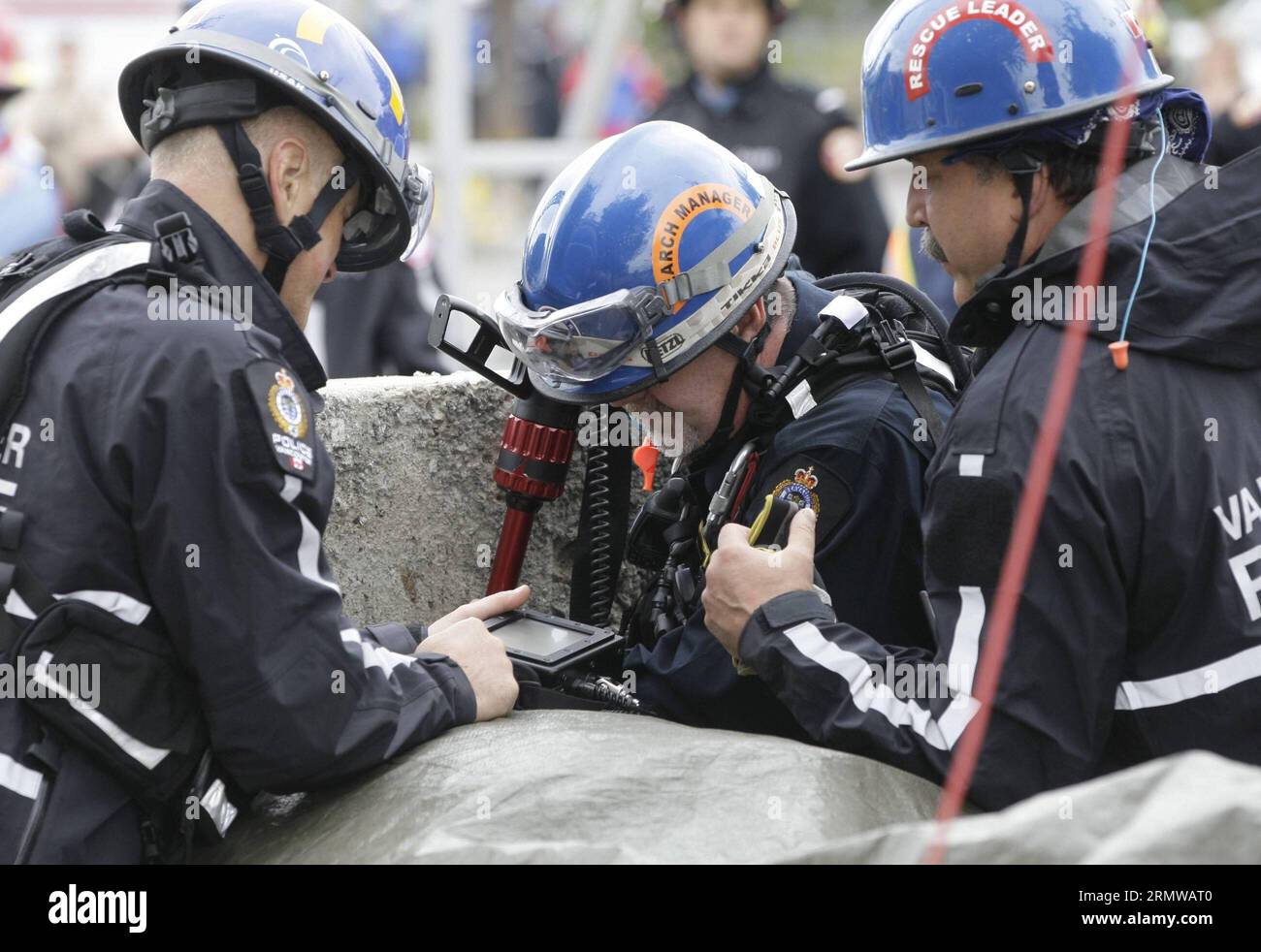 (141017) -- VANCOUVER, 17 ottobre 2014 -- i membri della squadra Heavy Urban Search and Rescue di Vancouver cercano le vittime del terremoto con attrezzature in uno scenario di installazione durante l'esercitazione del terremoto a Vancouver, Canada, 16 ottobre 2014. Più di 720.000 residenti nella Columbia Britannica hanno partecipato all'esercitazione annuale Shakeout BC Earthquake Drill. Scuole, imprese e governi di tutta la provincia hanno svolto diversi esercizi e preparativi in risposta al disastro. ) CANADA-VANCOUVER-QUAKE DRILL LiangxSen PUBLICATIONxNOTxINxCHN Vancouver OCT 17 2014 membri della Heavy Urban Search and Re di Vancouver Foto Stock