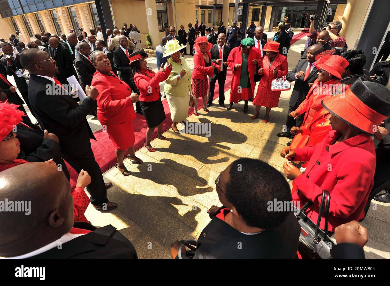 (141017) -- MASERU, 17 ottobre 2014 -- i deputati del Parlamento del Lesotho celebrano la riconferma del Parlamento a Maseru, Lesotho, il 17 ottobre 2014. Il Parlamento del Lesotho è stato riunito venerdì dopo una chiusura di quattro mesi, raggiungendo il primo passo di un accordo di pace volto a risolvere settimane di crisi politica scatenata da un tentativo di colpo di stato militare nel Regno dell'Africa meridionale alla fine di agosto. CGIS/) LESOTHO-MASERU-PARLIAMENT-RIAPERTURA ElmondxJiyane PUBLICATIONxNOTxINxCHN Maseru Ott 17 2014 deputati del Parlamento del Lesotho il Parlamento a Maseru Lesotho IL 17 ottobre 2014 Lesotho S Parl Foto Stock