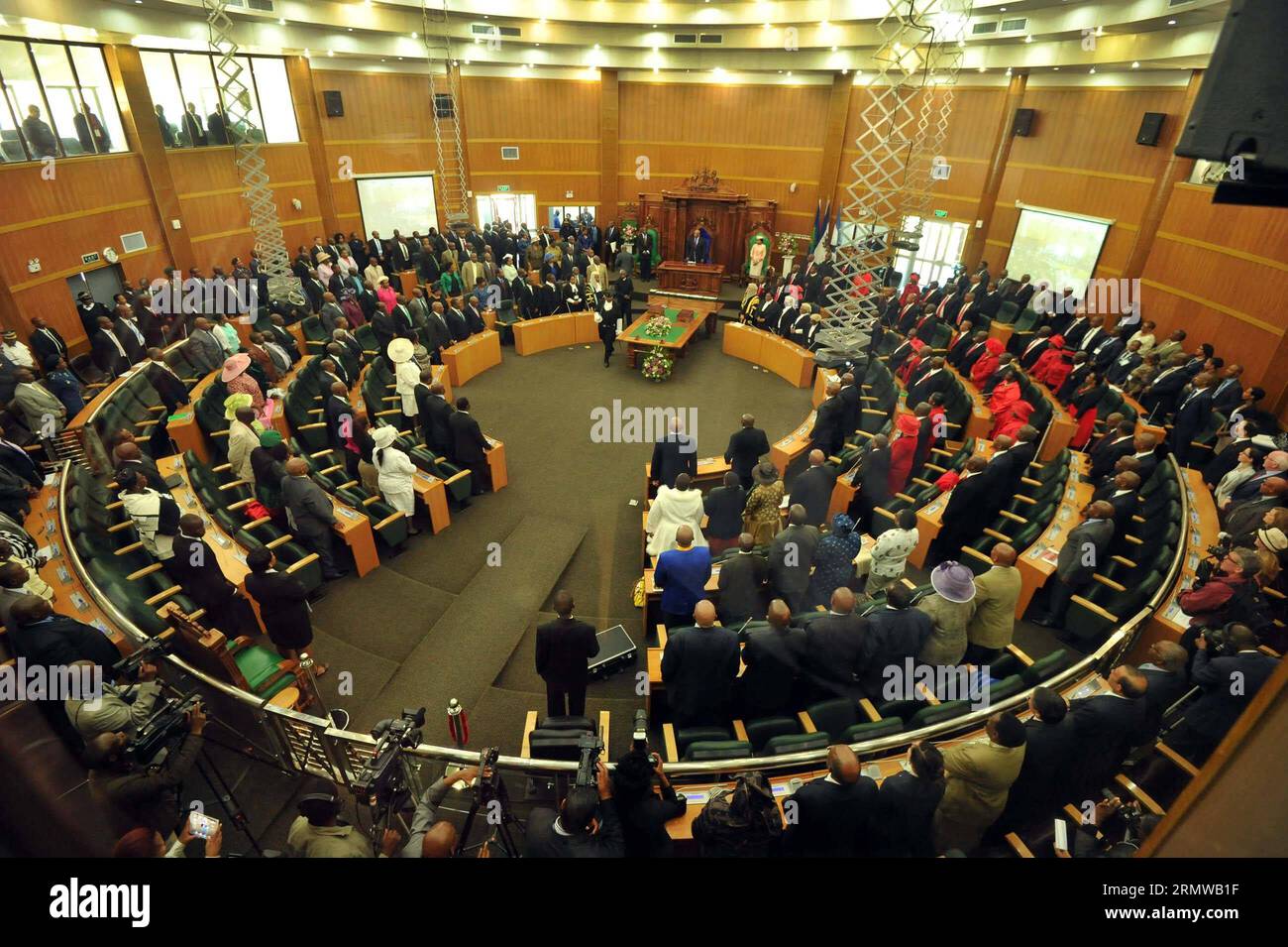 (141017) -- MASERU, 17 ottobre 2014 -- i membri del Parlamento del Lesotho partecipano alla riconferma del Parlamento a Maseru, Lesotho, il 17 ottobre 2014. Il Parlamento del Lesotho è stato riunito venerdì dopo una chiusura di quattro mesi, raggiungendo il primo passo di un accordo di pace volto a risolvere settimane di crisi politica scatenata da un tentativo di colpo di stato militare nel Regno dell'Africa meridionale alla fine di agosto. CGIS/) LESOTHO-MASERU-PARLIAMENT-RIAPERTURA ElmondxJiyane PUBLICATIONxNOTxINxCHN Maseru OCT 17 2014 deputati del Parlamento del Lesotho partecipano al Parlamento di Maseru Lesotho IL 17 ottobre 2014 Lesotho S Pa Foto Stock