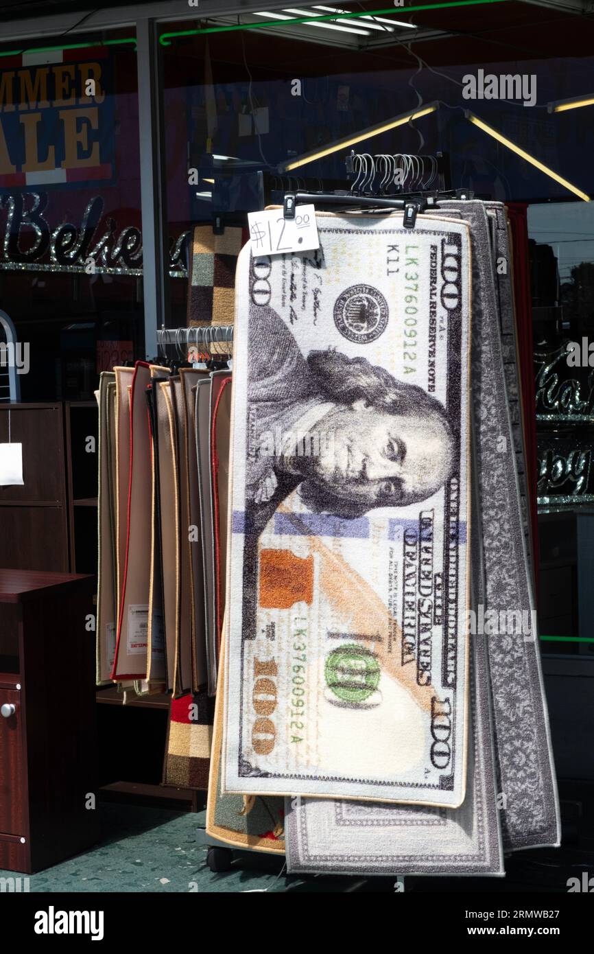 Un enorme asciugamano fatto sembrare una banconota da 100 dollari. Su Liberty Avenue nel Queens, New York. Foto Stock