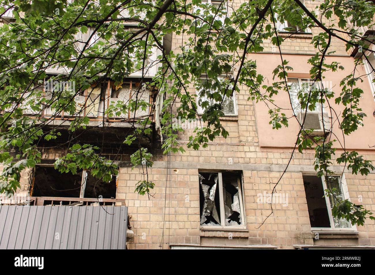 Attacco missilistico a Kiev, Ucraina, agosto 2023. Finestre rotte dopo l'esplosione. Casa danneggiata da un'onda d'esplosione. Guerra in Ucraina. Foto Stock