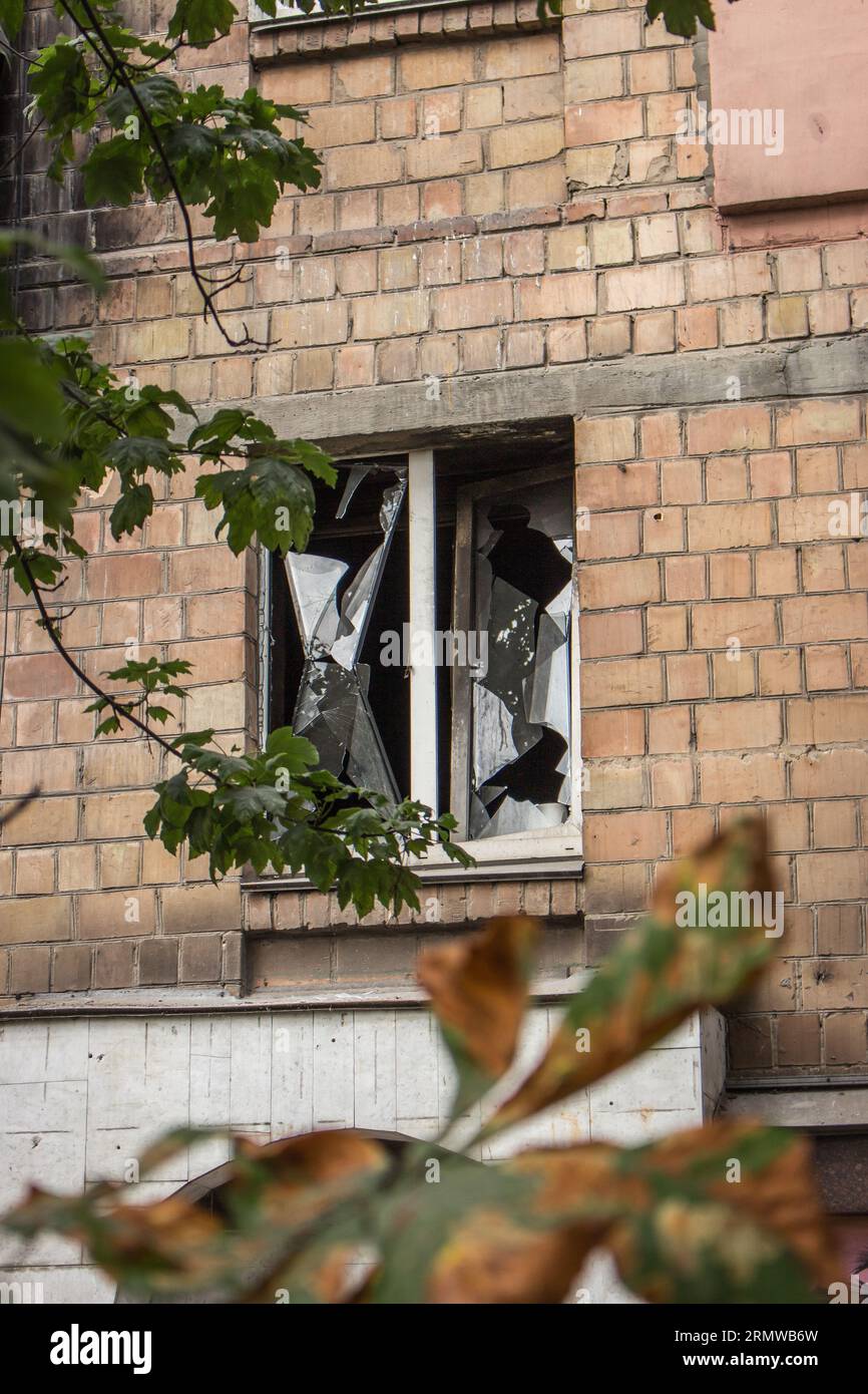 Attacco missilistico a Kiev, Ucraina, agosto 2023. Finestre rotte dopo l'esplosione. Casa danneggiata da un'onda d'esplosione. Guerra in Ucraina. Foto Stock
