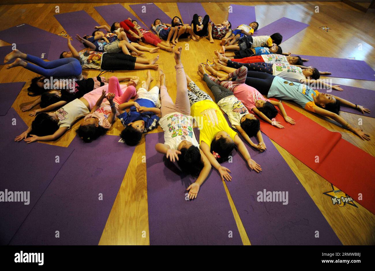 (141018) -- GIACARTA, 18 ottobre 2014 -- i bambini di età compresa tra 4 e 8 anni partecipano allo yoga per bambini presso la Rockstar Gym di Giacarta, Indonesia, 18 ottobre 2014. Yoga for Kids è stato progettato specificamente per i bambini che include pose per aumentare la forza, la flessibilità e la coordinazione. ) INDONESIA-GIACARTA-YOGA PER BAMBINI AGUNGXKUNCAHYAXB. PUBLICATIONxNOTxINxCHN Giacarta OCT 18 2014 bambini di età compresa tra 4 e 8 anni partecipano allo Yoga for Kids PRESSO LA Rock Star Gym di Giacarta Indonesia OCT 18 2014 Yoga for Kids È progettato specificamente per i bambini che include pose per aumentare la forza e la coordinazione Foto Stock