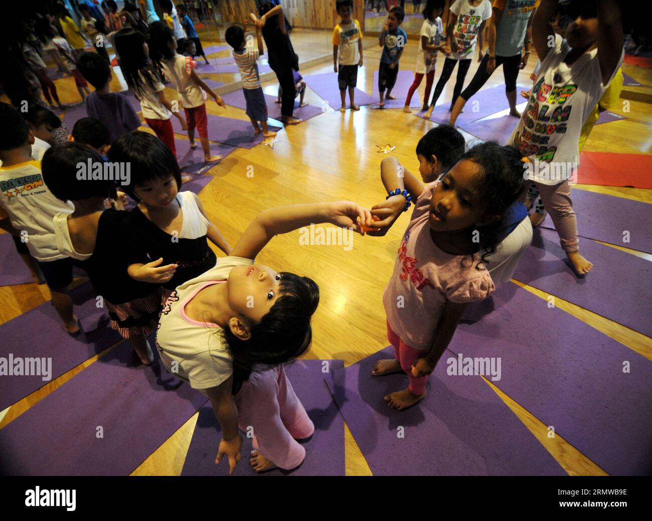 (141018) -- GIACARTA, 18 ottobre 2014 -- i bambini di età compresa tra 4 e 8 anni partecipano allo yoga per bambini presso la Rockstar Gym di Giacarta, Indonesia, 18 ottobre 2014. Yoga for Kids è stato progettato specificamente per i bambini che include pose per aumentare la forza, la flessibilità e la coordinazione. ) INDONESIA-GIACARTA-YOGA PER BAMBINI AGUNGXKUNCAHYAXB. PUBLICATIONxNOTxINxCHN Giacarta OCT 18 2014 bambini di età compresa tra 4 e 8 anni partecipano allo Yoga for Kids PRESSO LA Rock Star Gym di Giacarta Indonesia OCT 18 2014 Yoga for Kids È progettato specificamente per i bambini che include pose per aumentare la forza e la coordinazione Foto Stock
