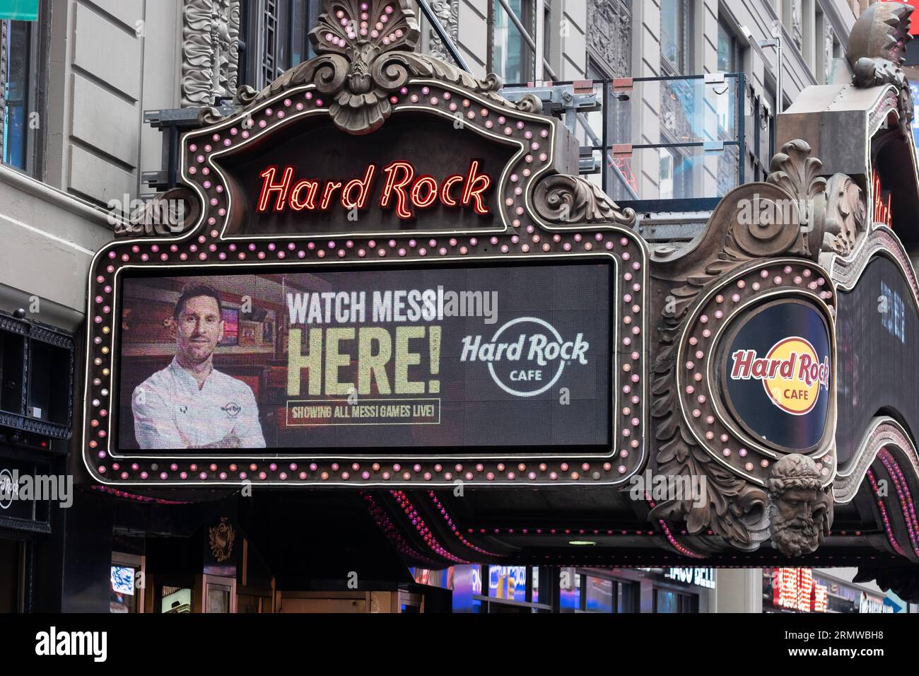 Un cartello elettronico all'Hard Rock Cafe di Times Square dice che avrebbero trasmesso tutti i giochi di Lionel messi. E' chiaramente una collaborazione retribuita. Foto Stock