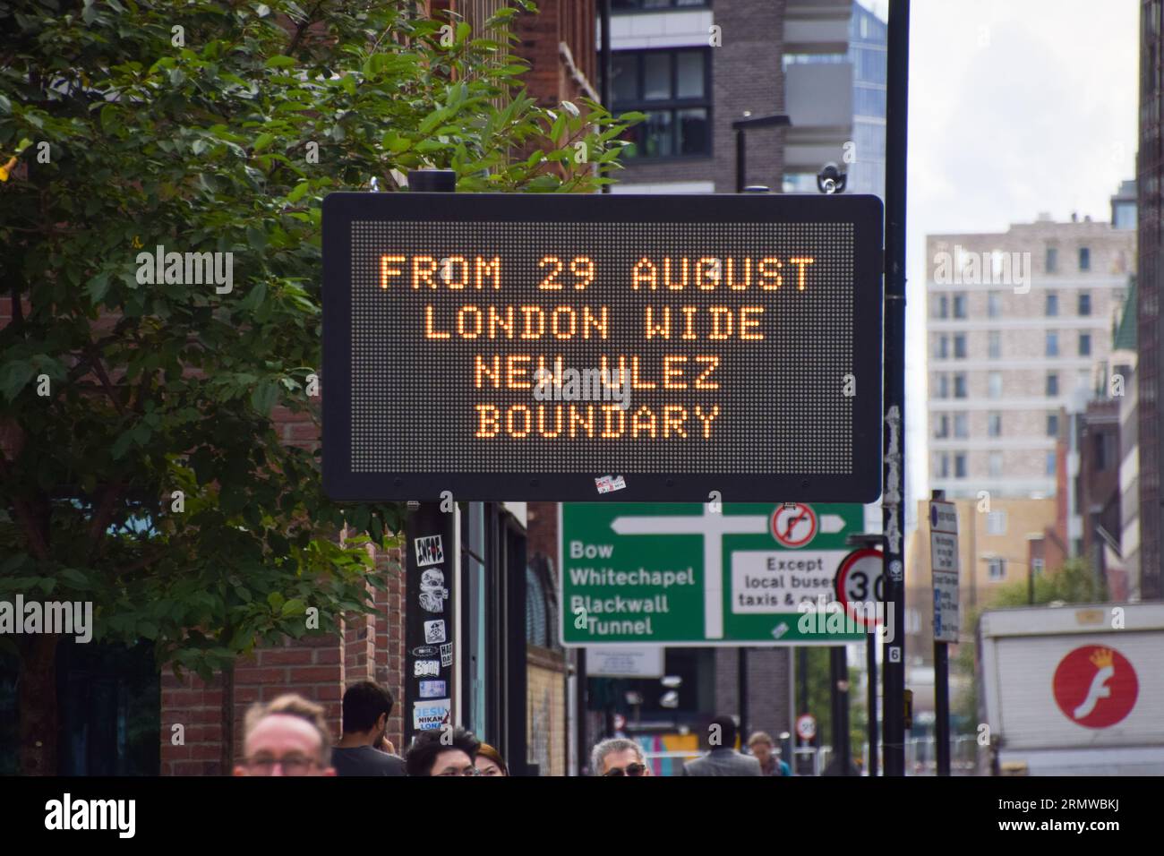 Londra, Inghilterra, Regno Unito. 30 agosto 2023. Un cartello nel centro di Londra mostra un messaggio che ULEZ (Ultra Low Emission zone) copre ora l'intera Londra. Il regime mira a ridurre l'inquinamento atmosferico nella capitale. (Immagine di credito: © Vuk Valcic/ZUMA Press Wire) SOLO USO EDITORIALE! Non per USO commerciale! Foto Stock